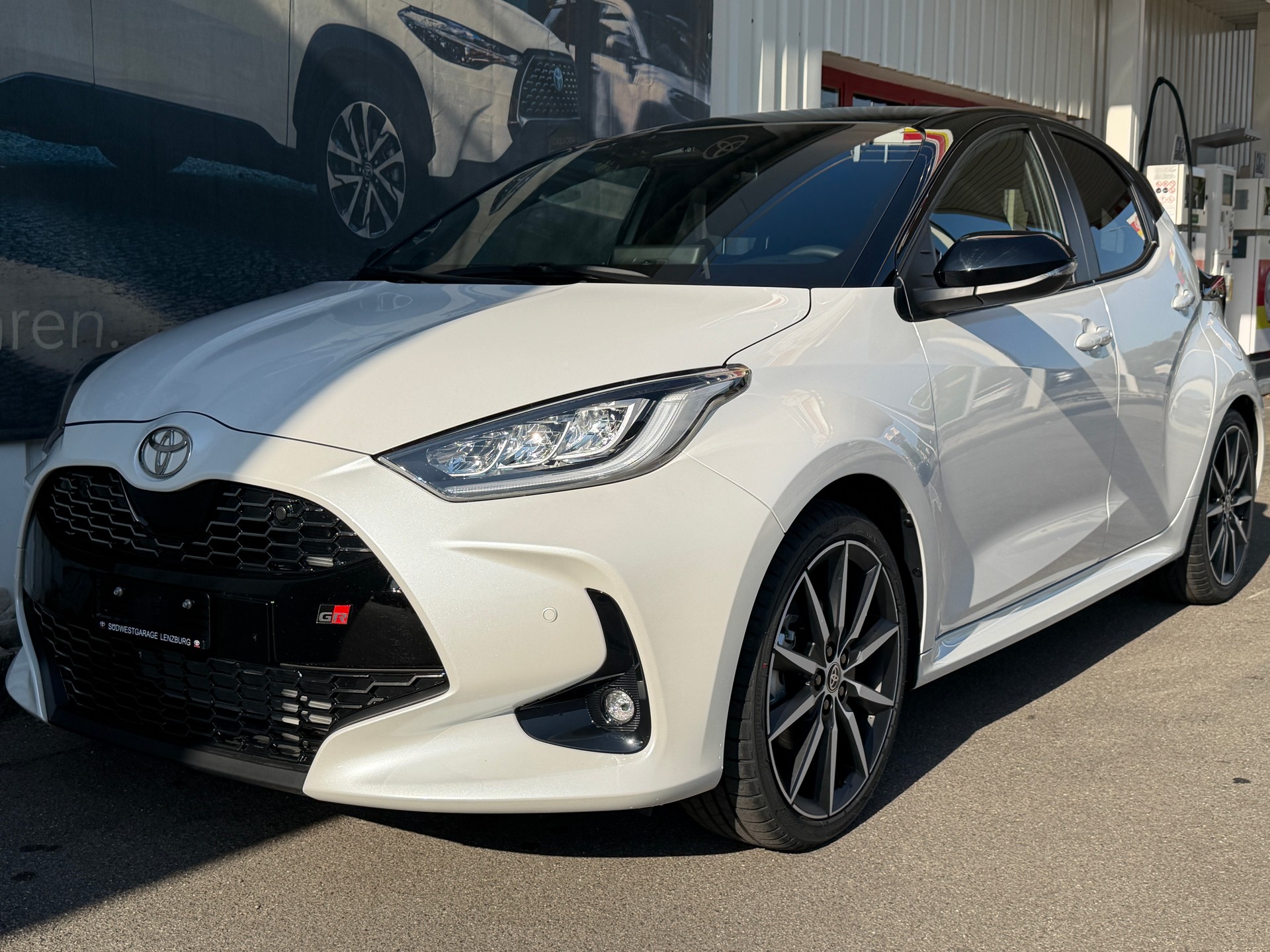 TOYOTA Yaris 1.5 GR Sport e-CVT-showroom-element-2