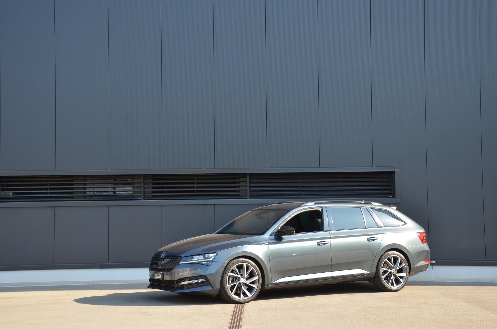 SKODA Superb Combi 2.0 TSI SportLine Plus 4x4 DSG-showroom-element-1