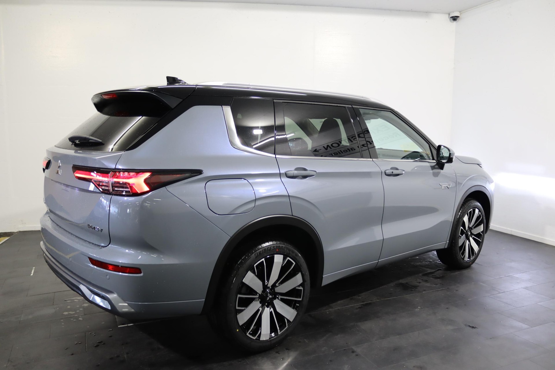 MITSUBISHI Outlander 2.4 PHEV Instyle 4x4-image-1
