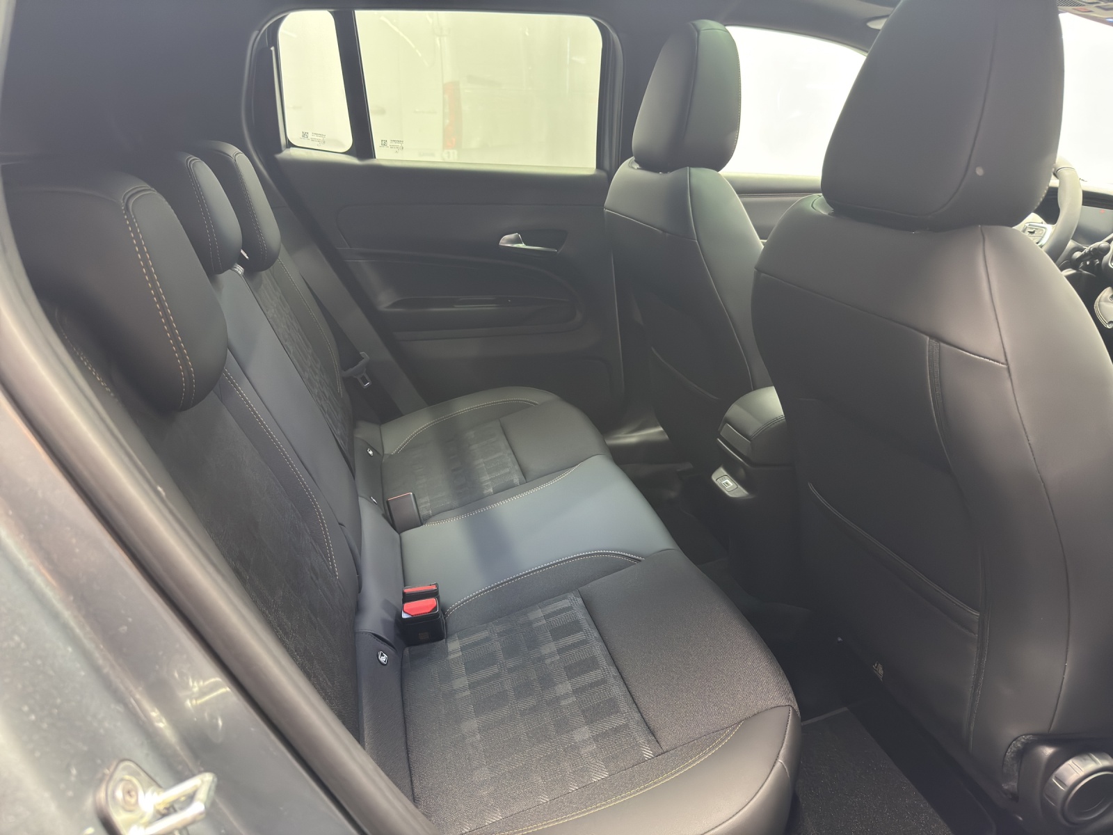 JEEP Avenger 1.2 MHEV 85th Anniversary 4xe-image-9