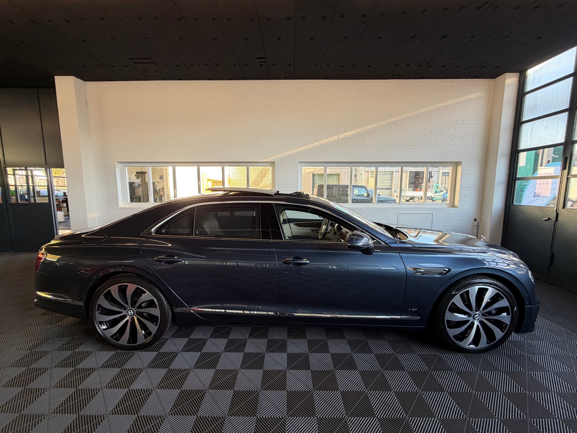 BENTLEY Flying Spur 4.0 V8 Mulliner * 550 PS * 4X4 *-showroom-element-1