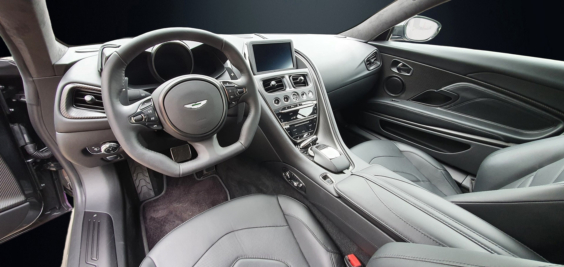 ASTON MARTIN DBS Coupé Superleggera-image-13