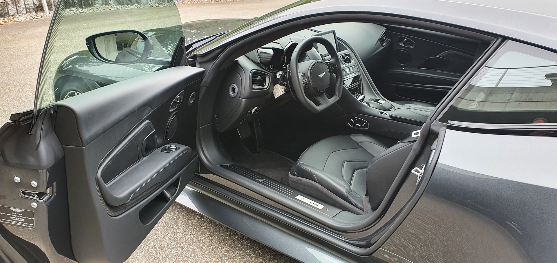 ASTON MARTIN DBS Coupé Superleggera-image-11