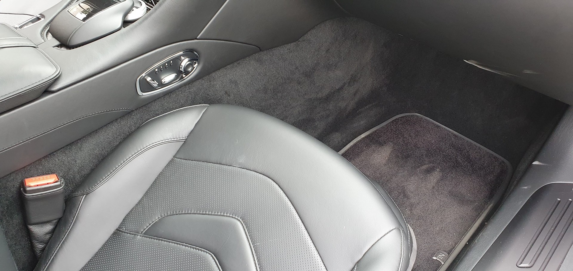 ASTON MARTIN DBS Coupé Superleggera-image-21
