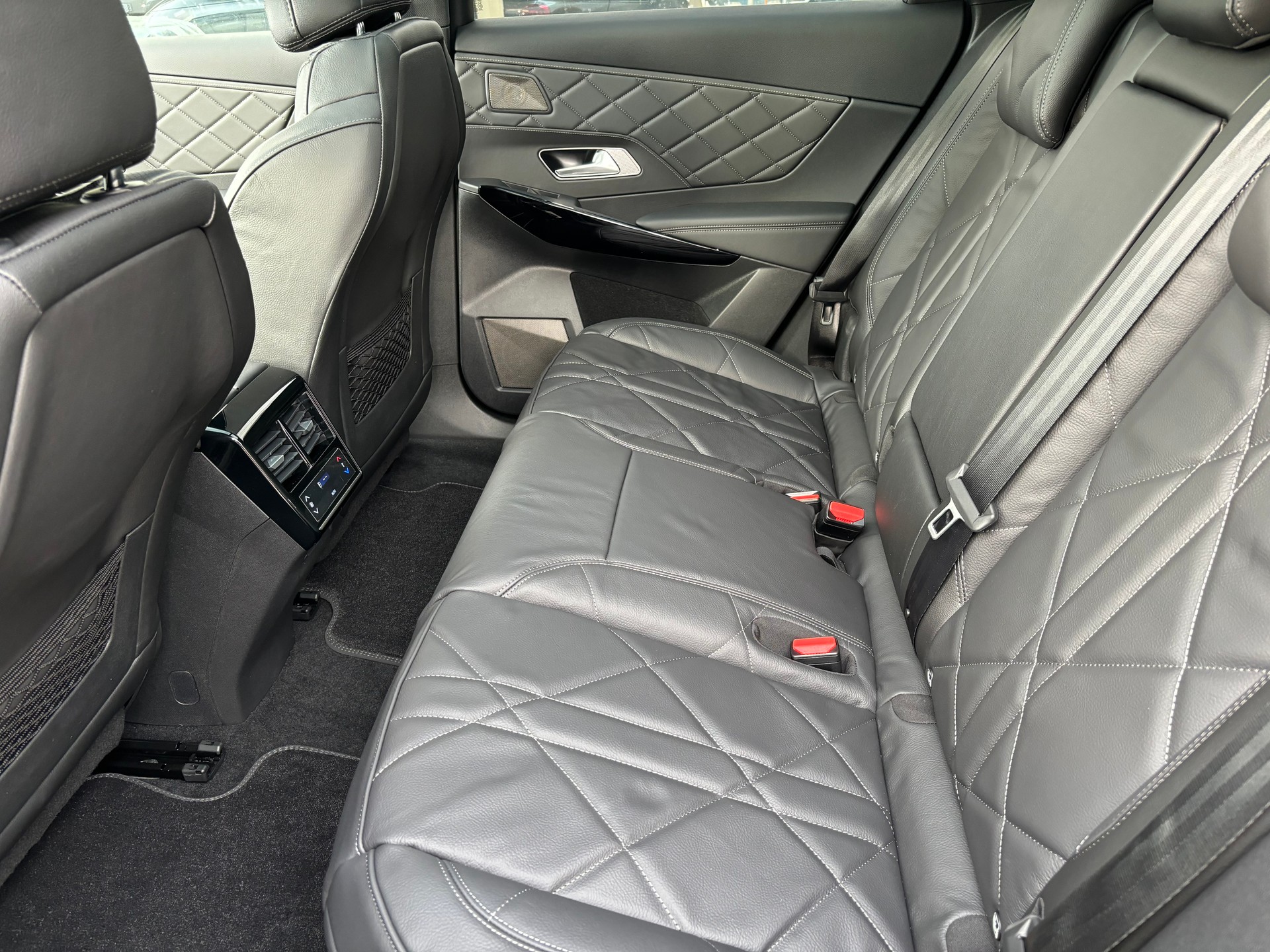 DS AUTOMOBILES DS7 1.6 E-Tense Rivoli 4x4-showroom-element-3