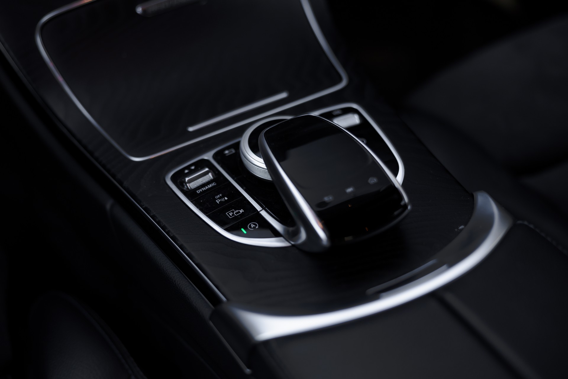 MERCEDES-BENZ C 220 d Swiss Star AMG Line 4M 9G-Tronic-image-7