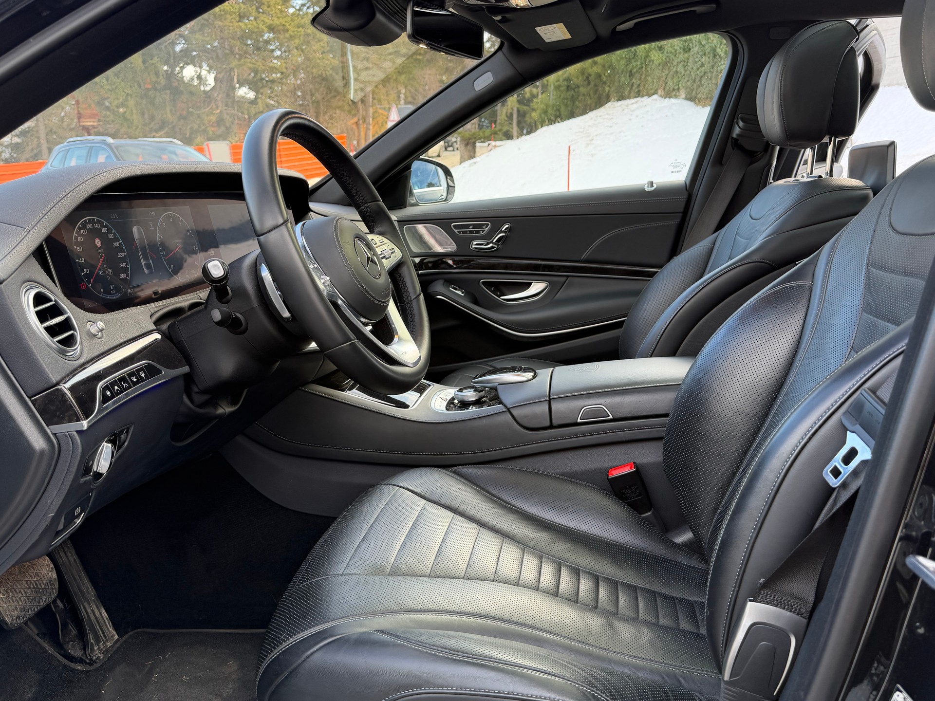 MERCEDES-BENZ Maybach S560 4Matic-image-10