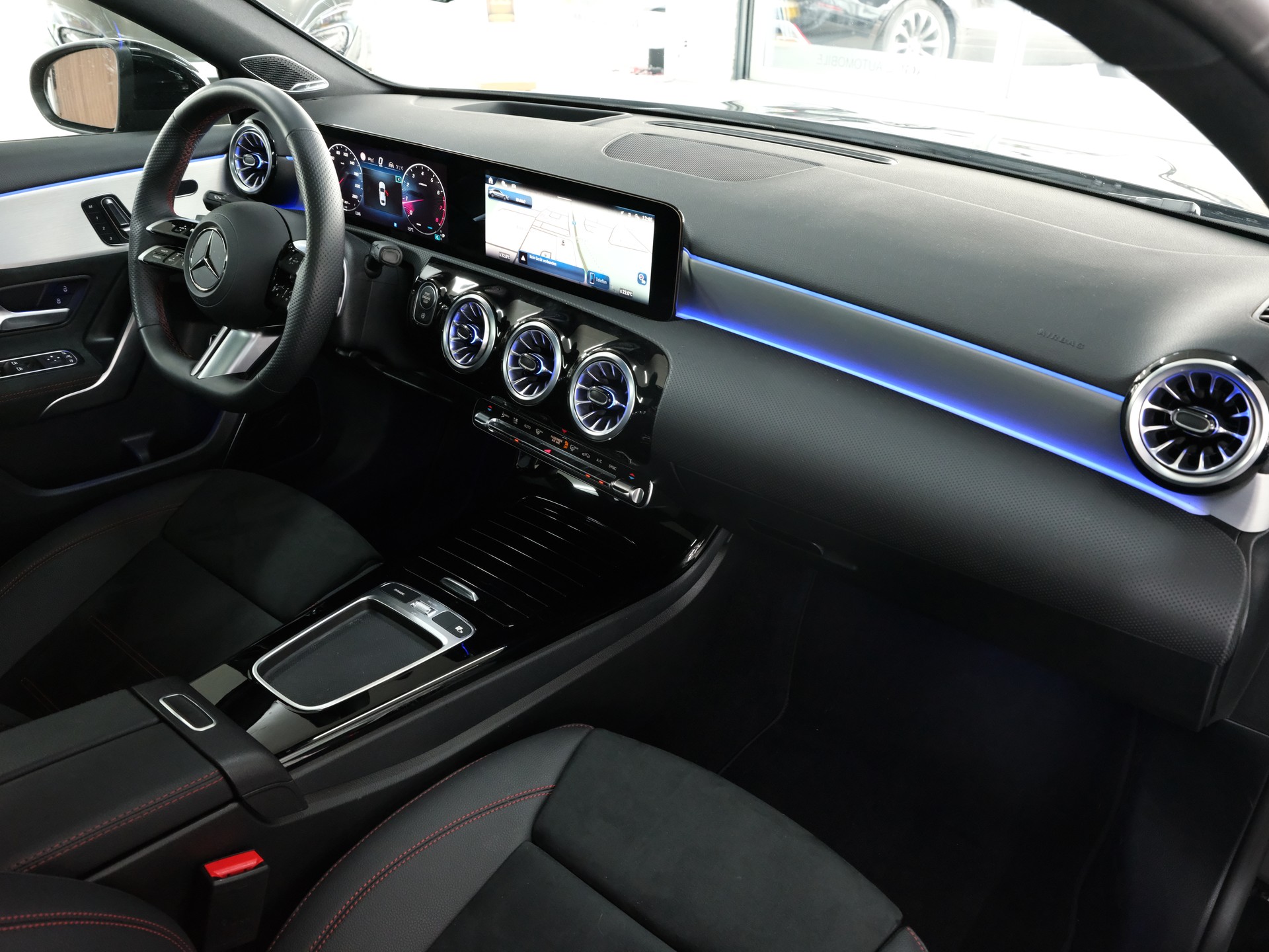 MERCEDES-BENZ A 200 7G-DCT AMG-LINE-image-11