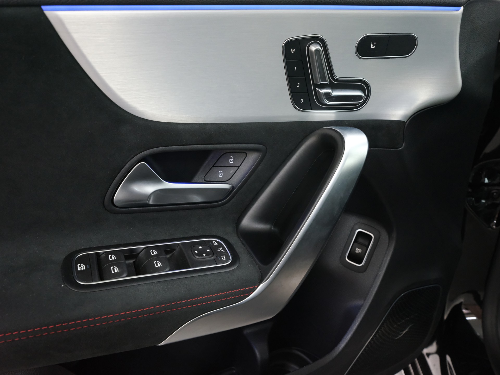 MERCEDES-BENZ A 200 7G-DCT AMG-LINE-image-19