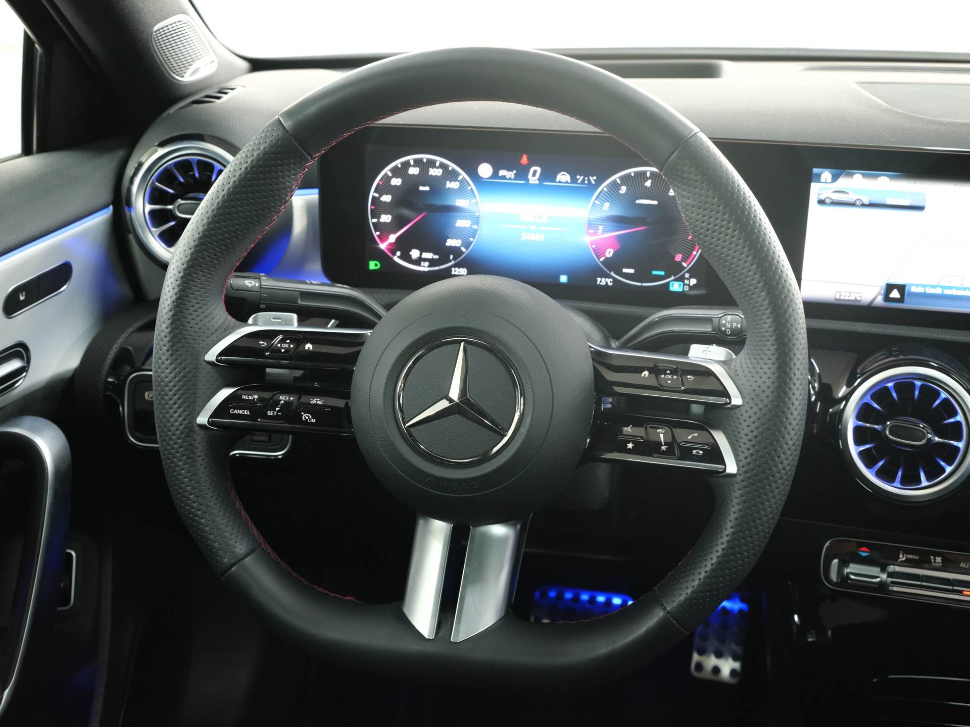 MERCEDES-BENZ A 200 7G-DCT AMG-LINE-image-17