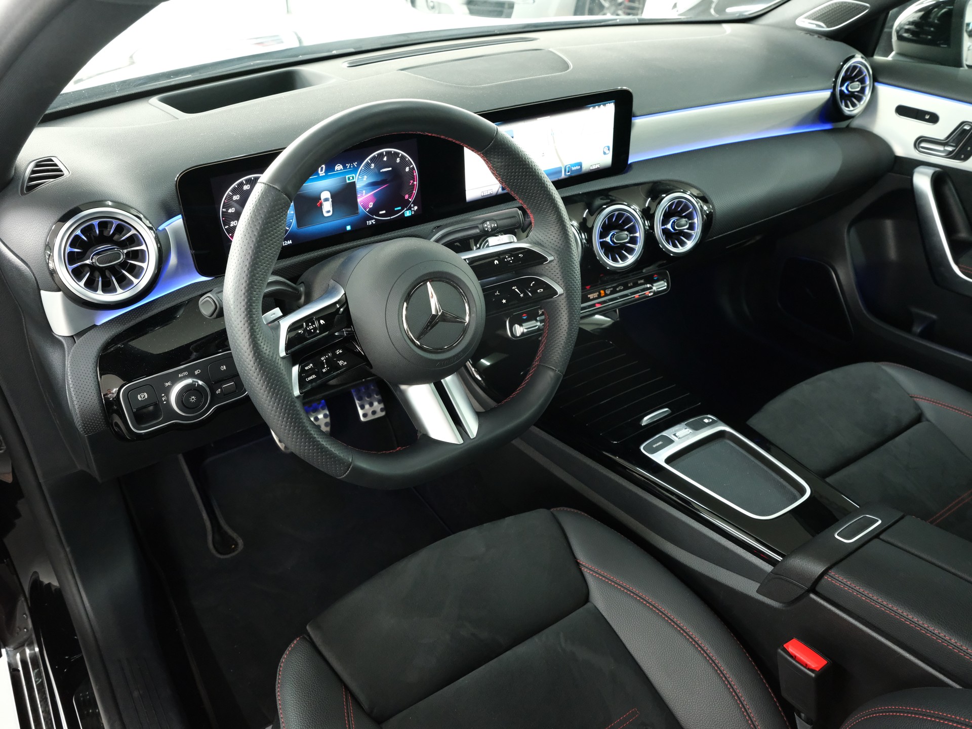 MERCEDES-BENZ A 200 7G-DCT AMG-LINE-image-9