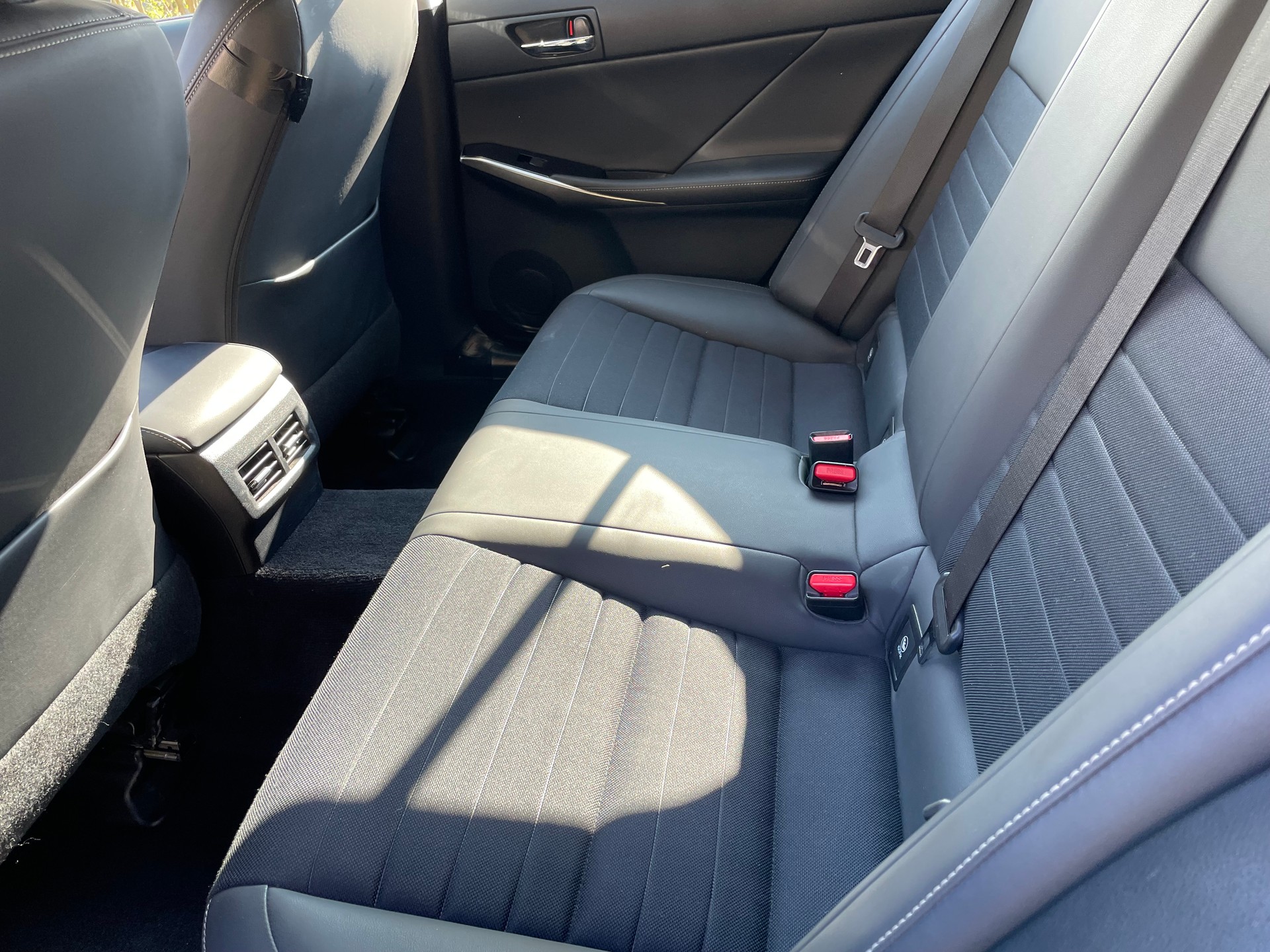 LEXUS IS 300h Automatic-image-7