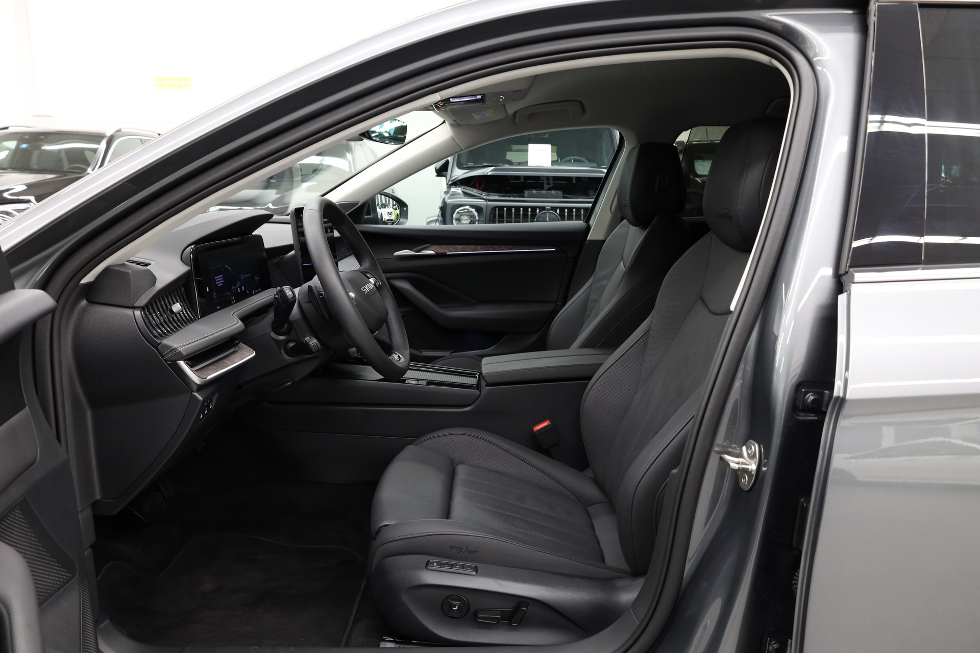 SKODA Superb Combi 2.0 TSI L & K DSG-image-14