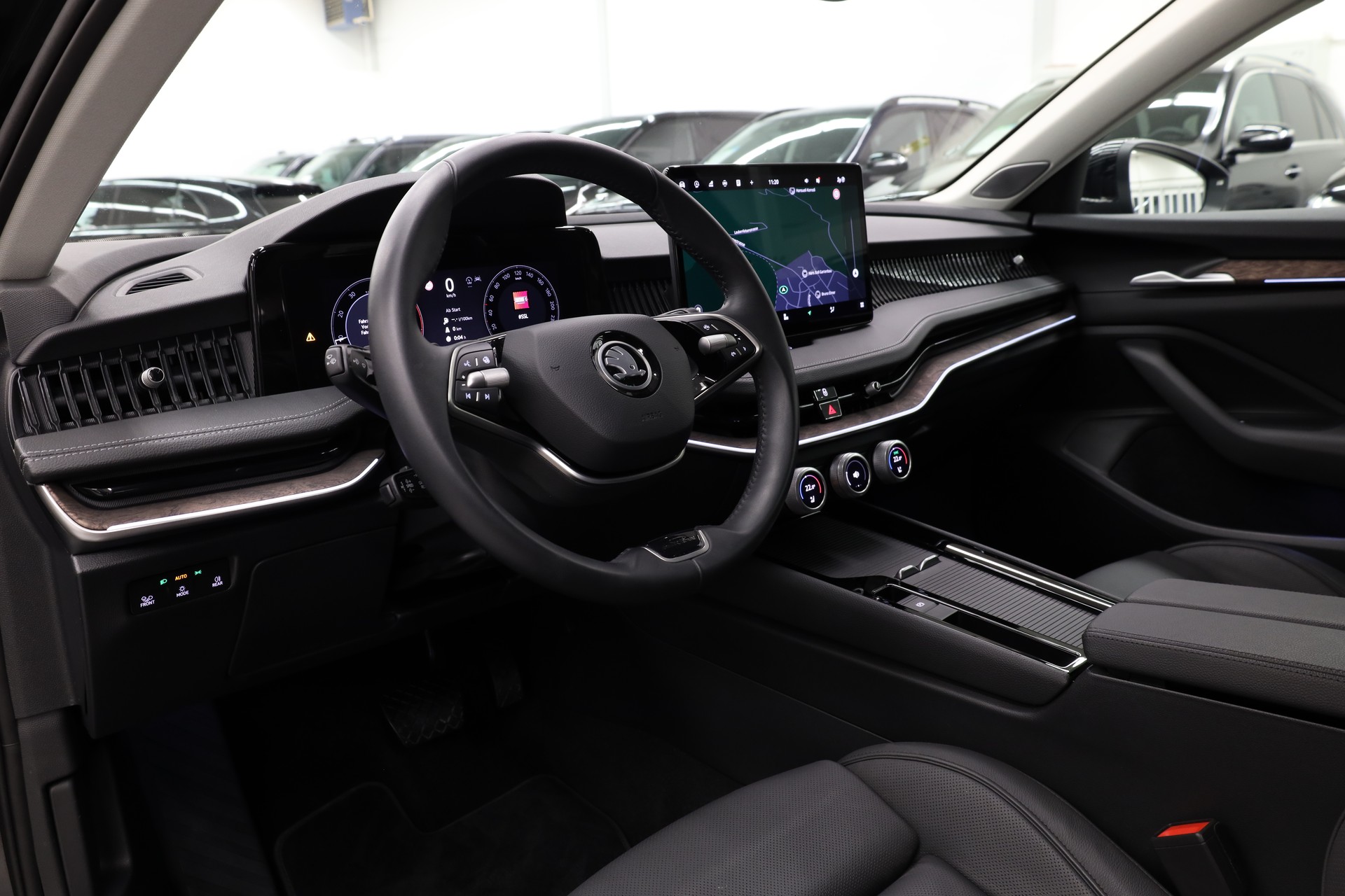 SKODA Superb Combi 2.0 TSI L & K DSG-image-17