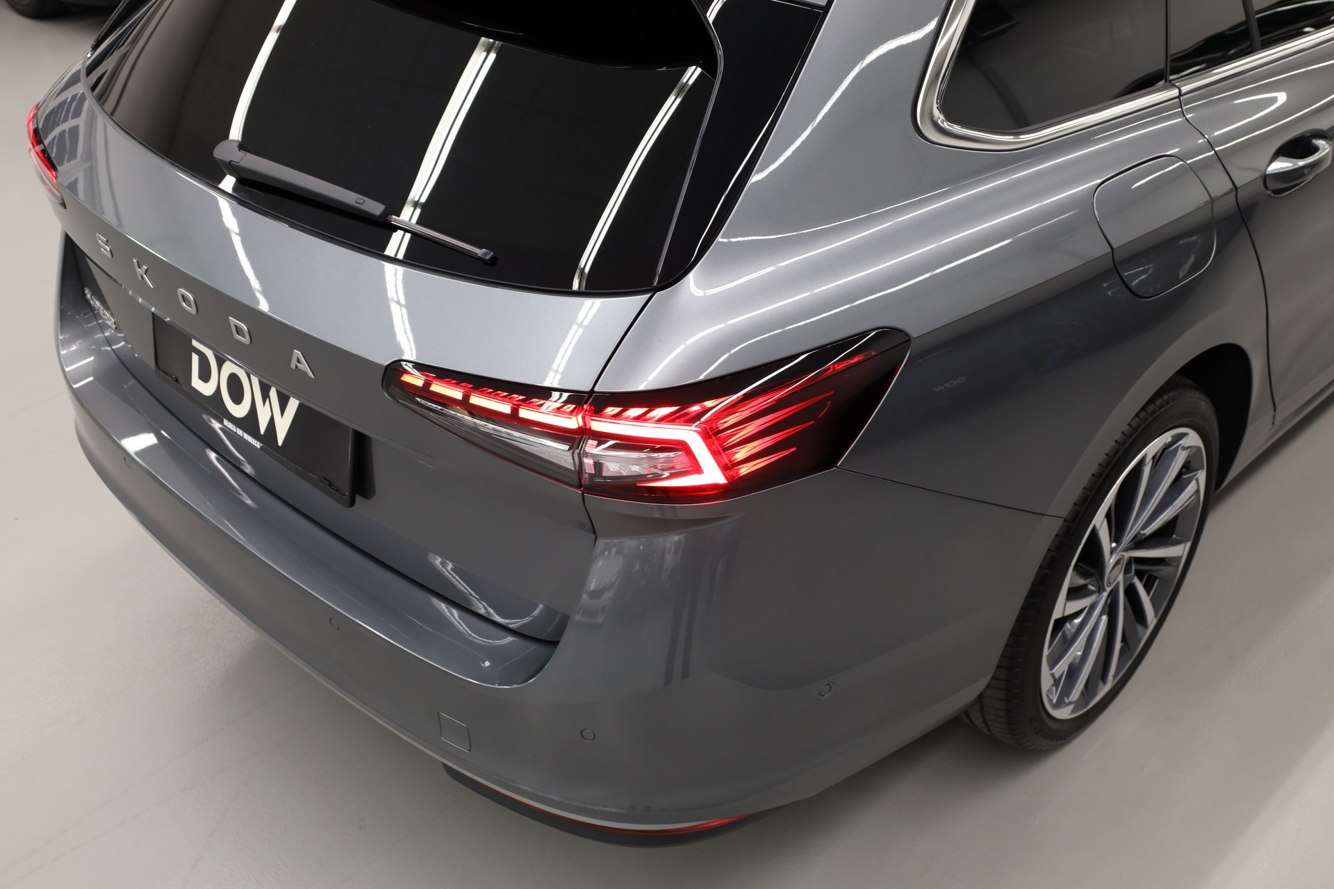 SKODA Superb Combi 2.0 TSI L & K DSG-image-9