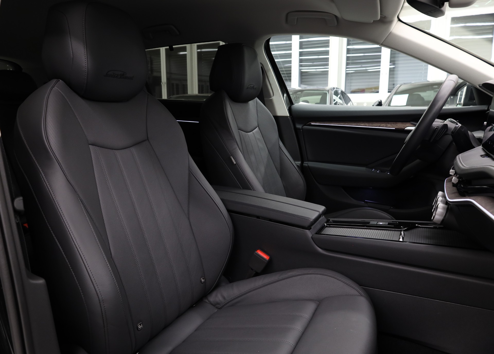 SKODA Superb Combi 2.0 TSI L & K DSG-image-18