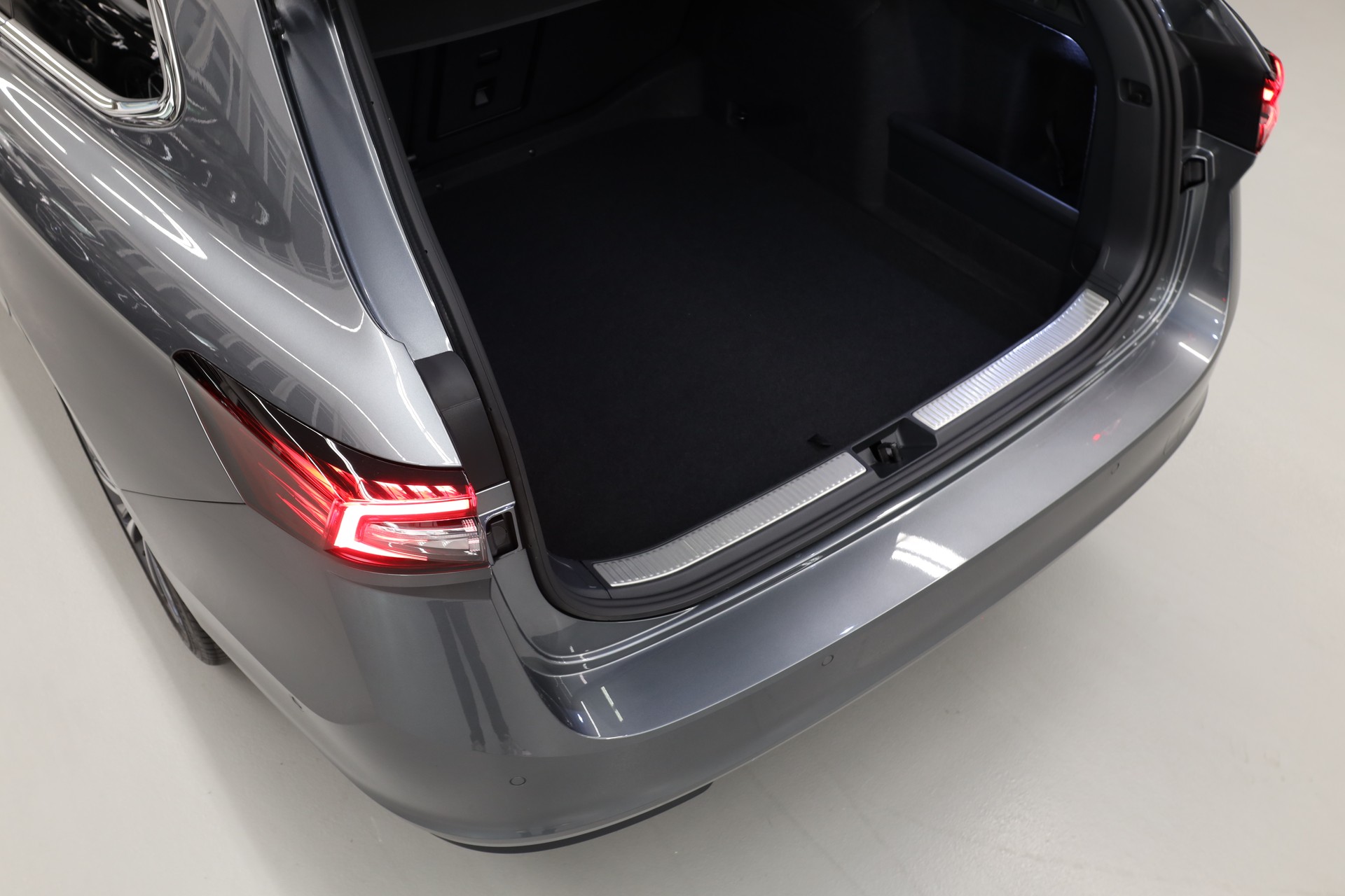 SKODA Superb Combi 2.0 TSI L & K DSG-image-10