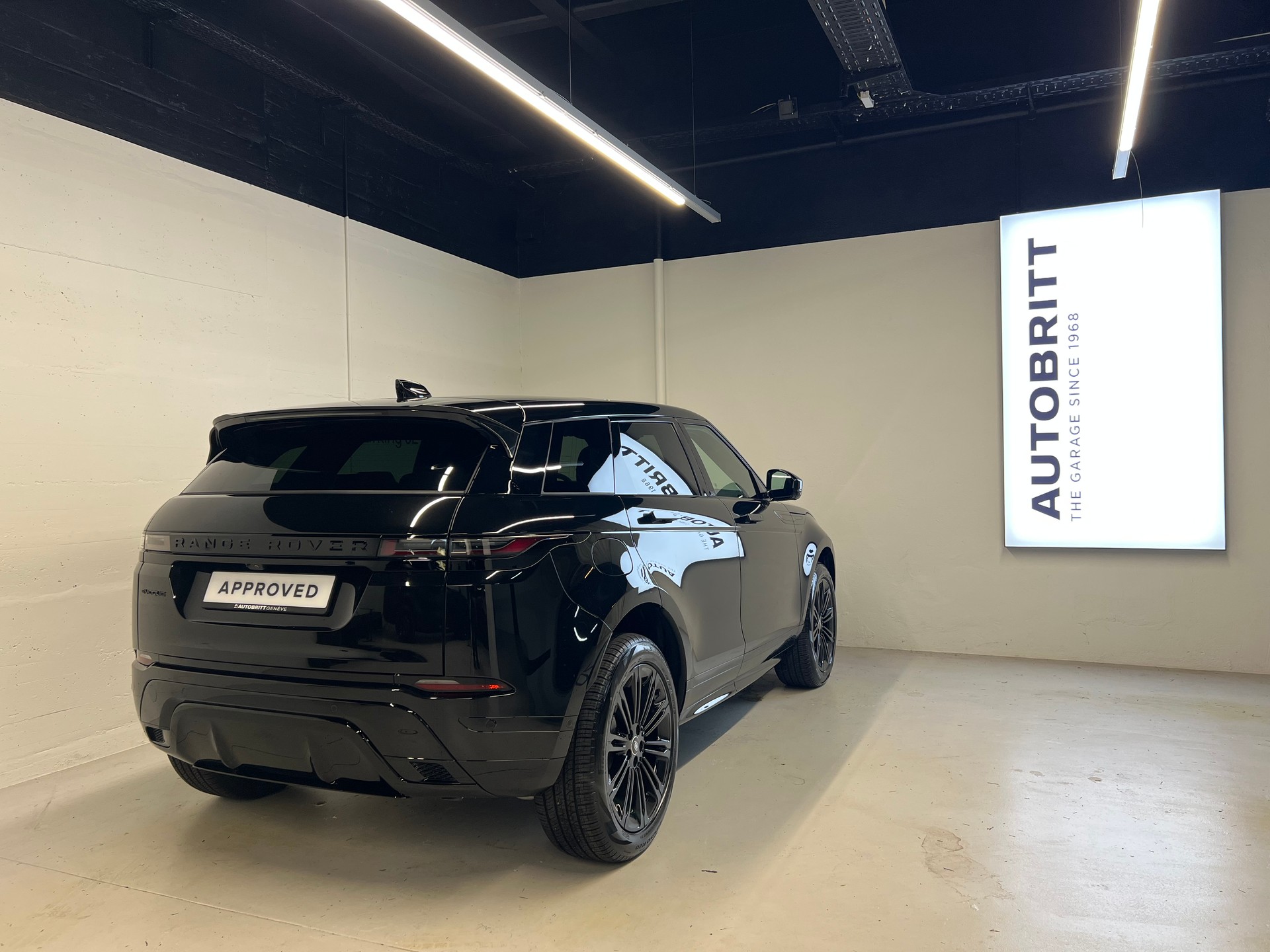 LAND ROVER RR Evoque 1.5 T 270e Dynamic SE-showroom-element-1