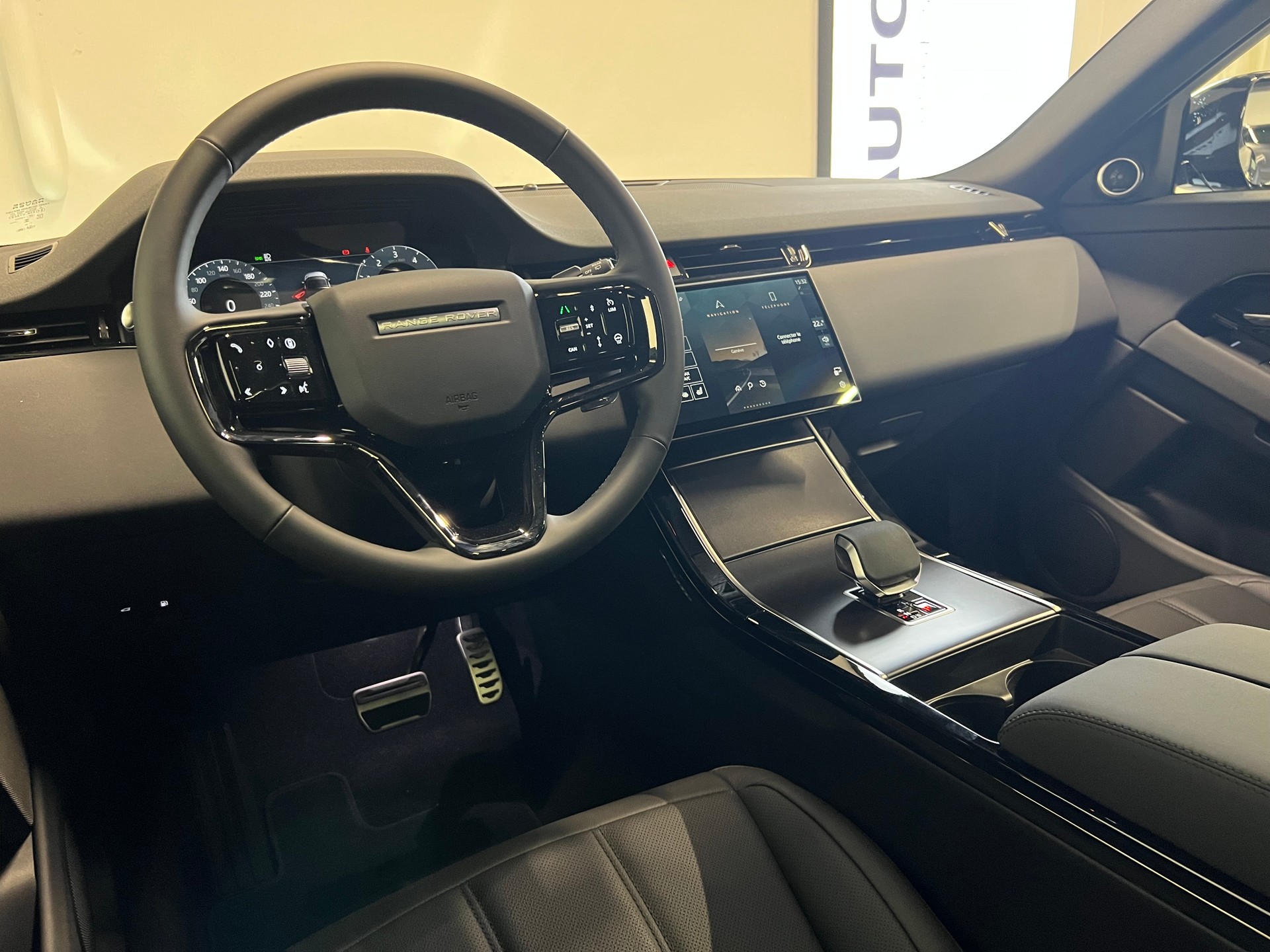 LAND ROVER RR Evoque 1.5 T 270e Dynamic SE-showroom-element-2
