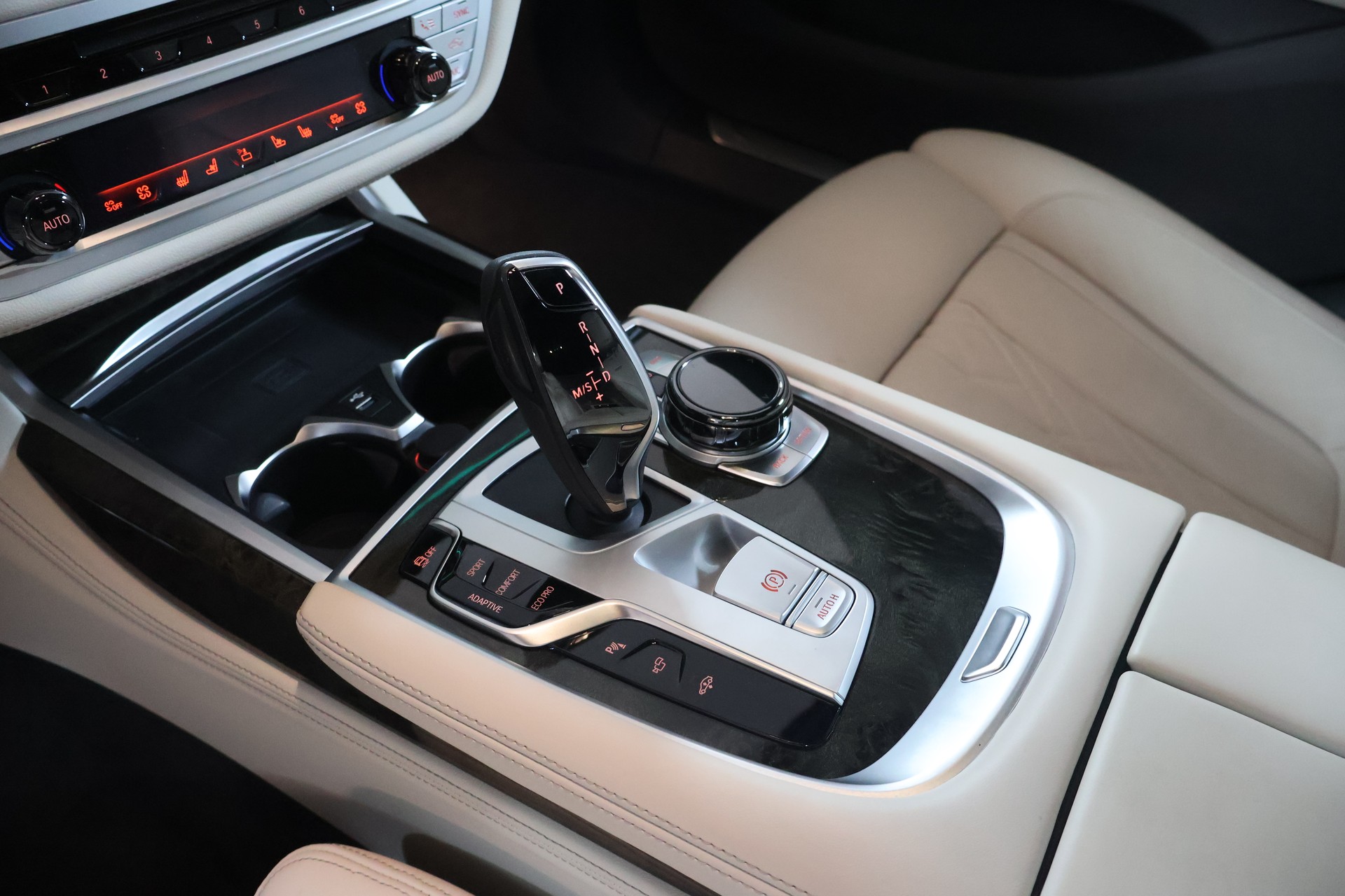 BMW 750i xDrive Steptronic M Sportpaket-image-12