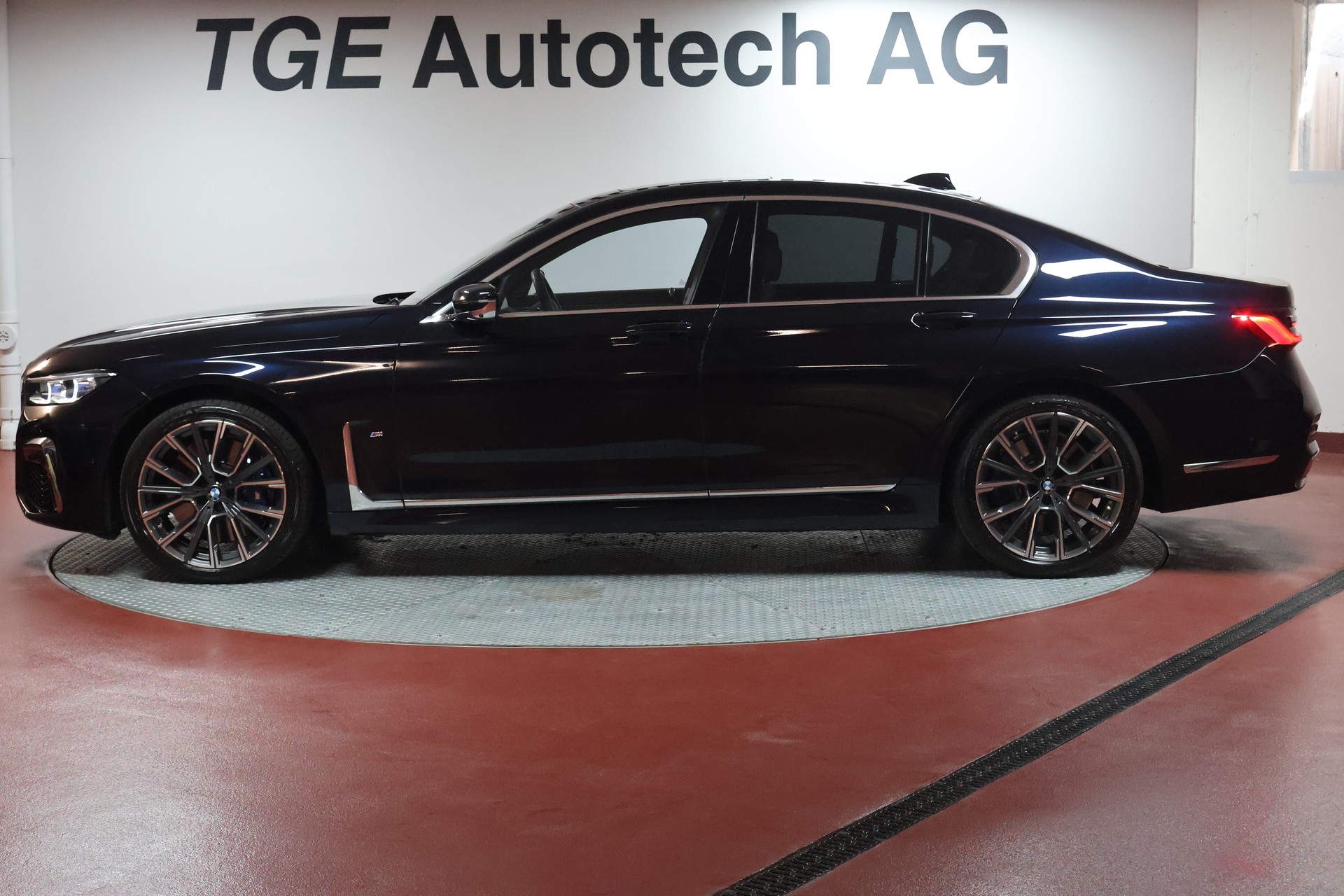 BMW 750i xDrive Steptronic M Sportpaket-showroom-element-3