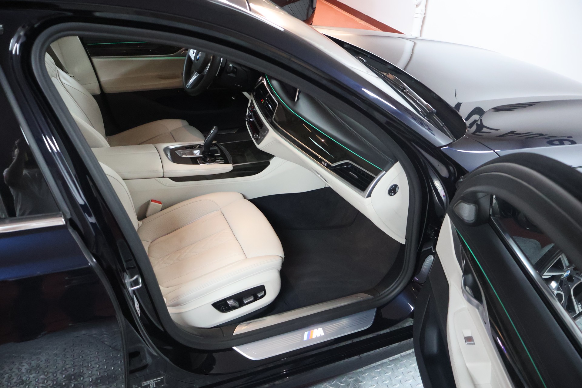 BMW 750i xDrive Steptronic M Sportpaket-image-14