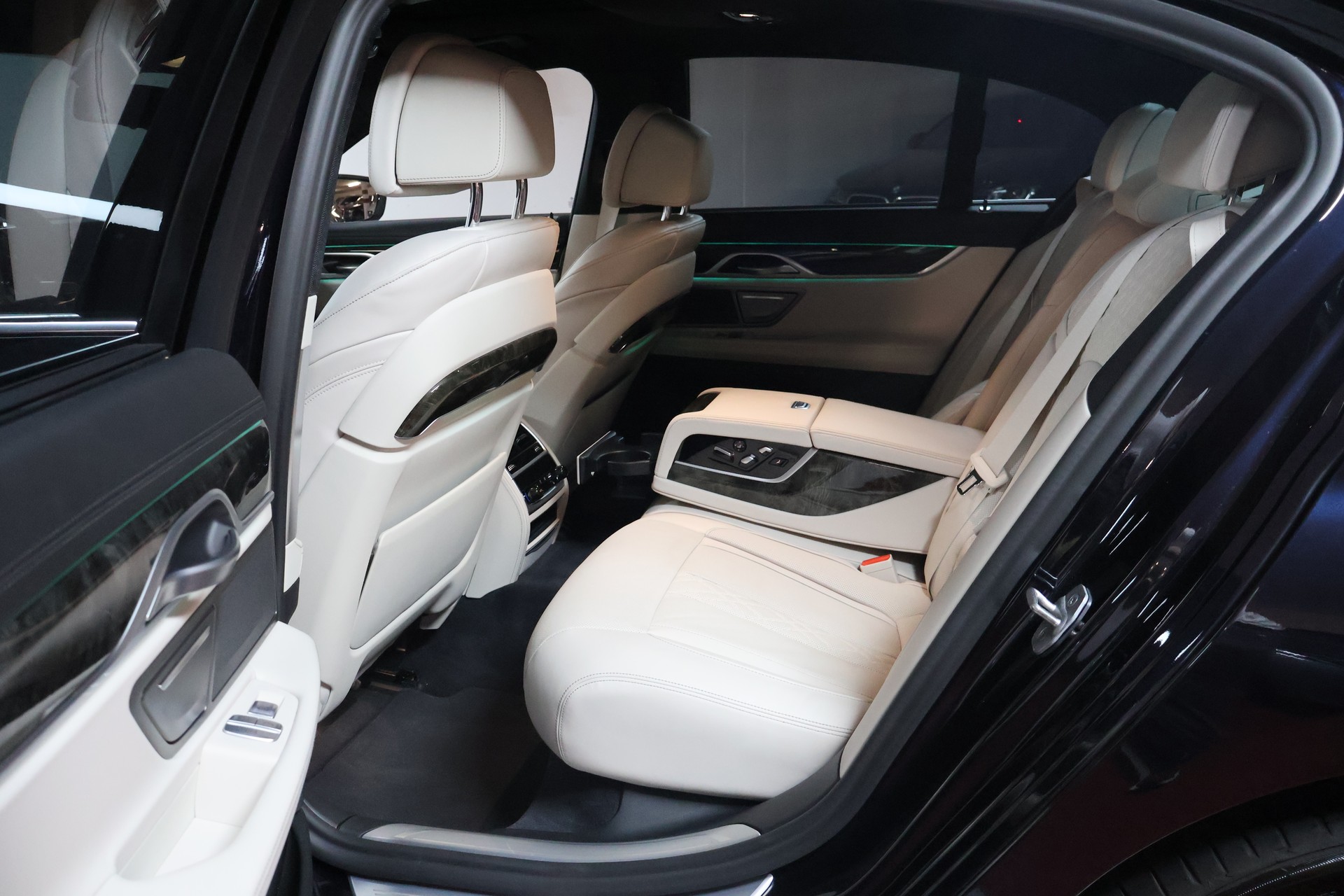 BMW 750i xDrive Steptronic M Sportpaket-image-19