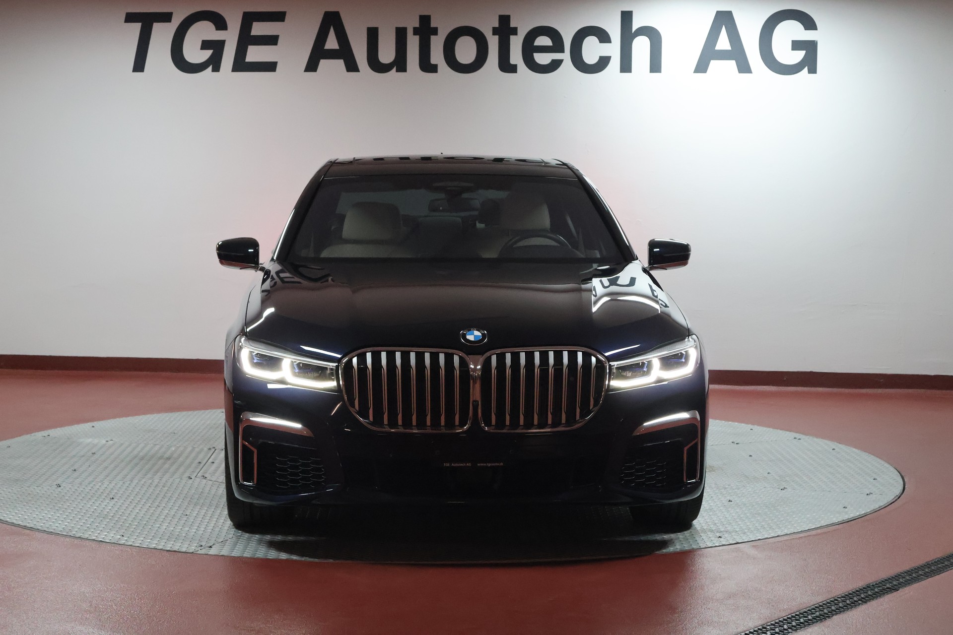 BMW 750i xDrive Steptronic M Sportpaket-showroom-element-1