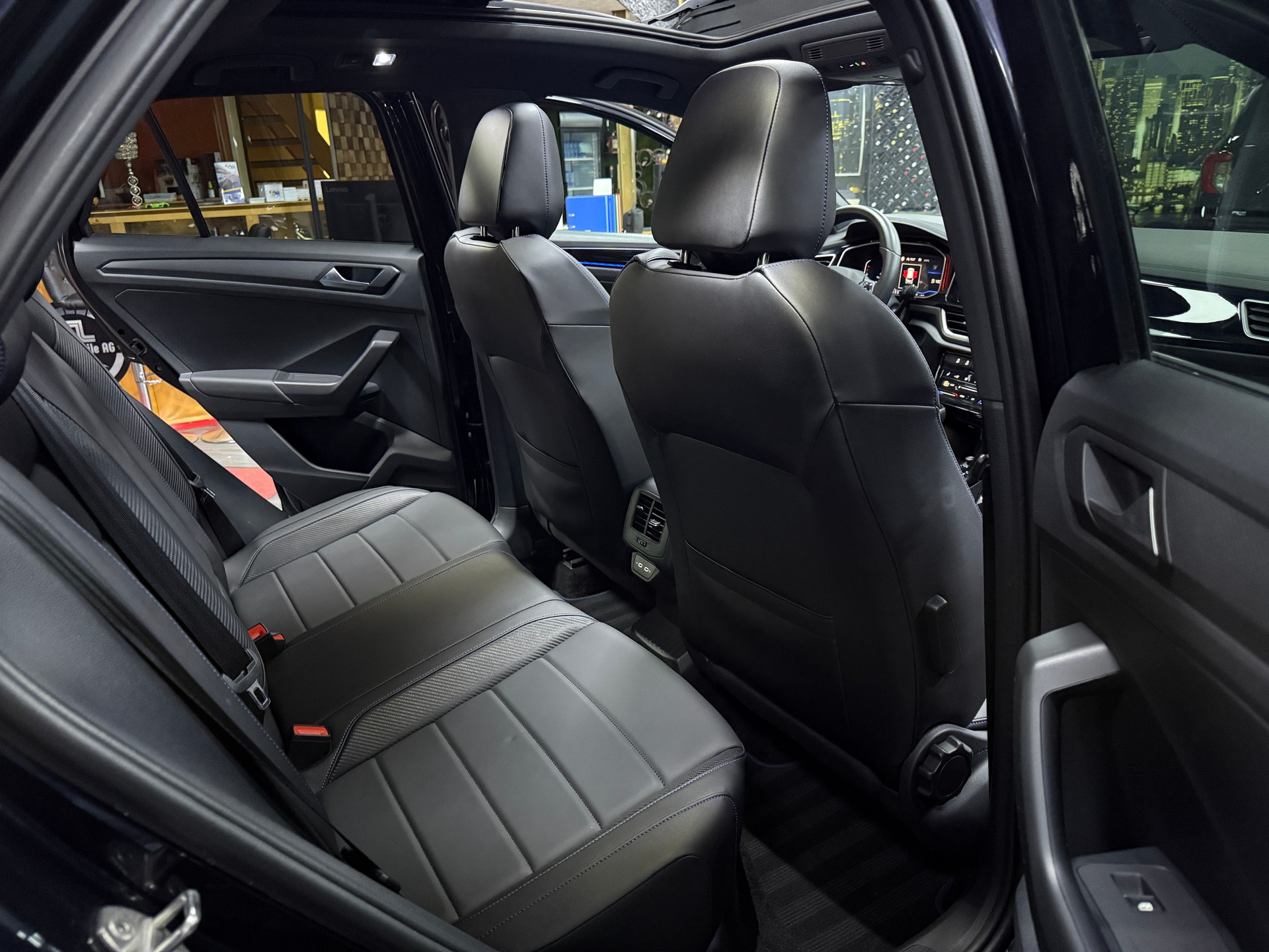 VW T-Roc 2.0 TSI R DSG 4Motion / CH Fz 1 Hand / Vollausstattung / Panorama-image-21
