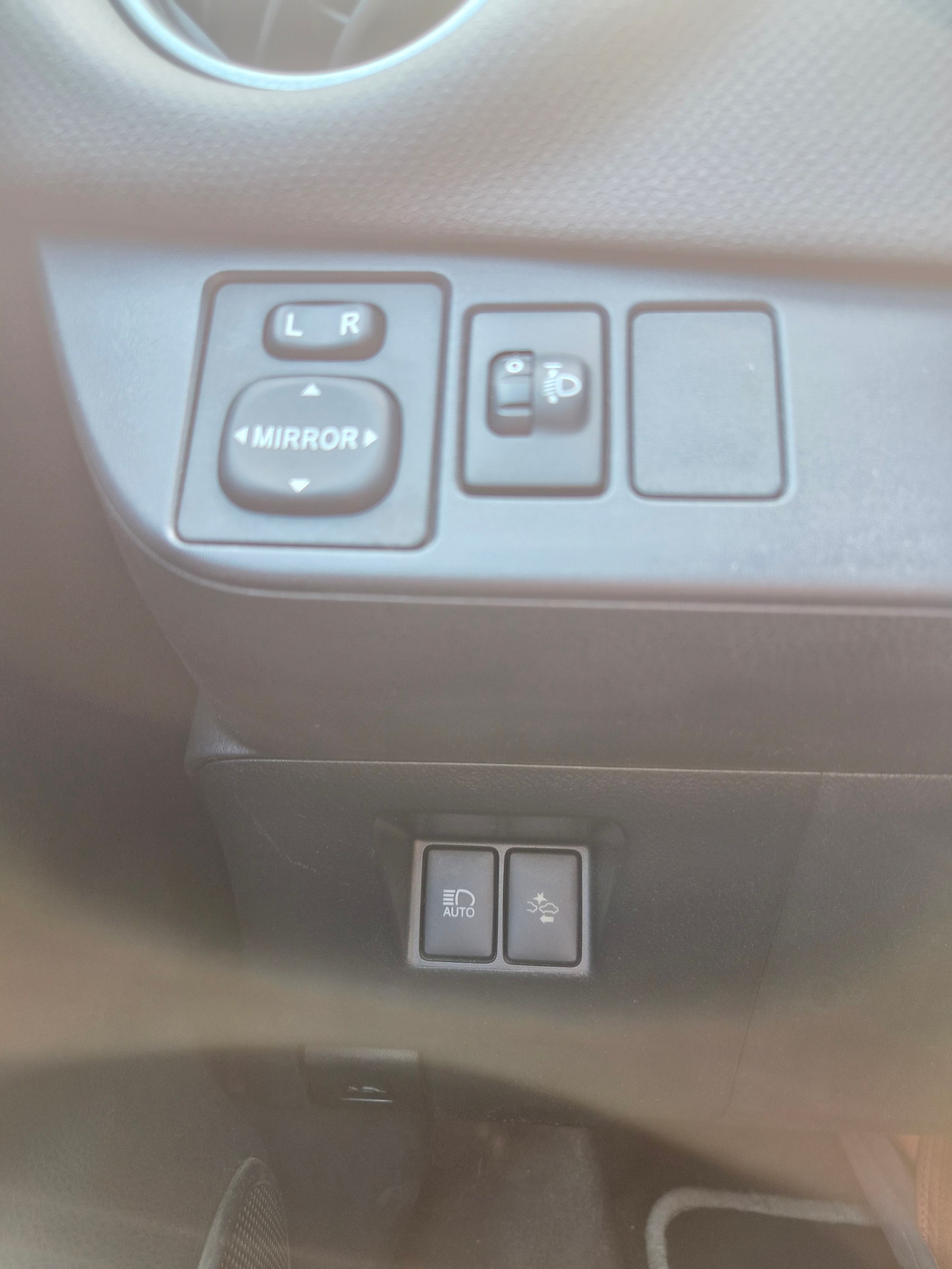 TOYOTA Yaris 1.5 VVT-i Hybrid Trend e-CVT-image-9
