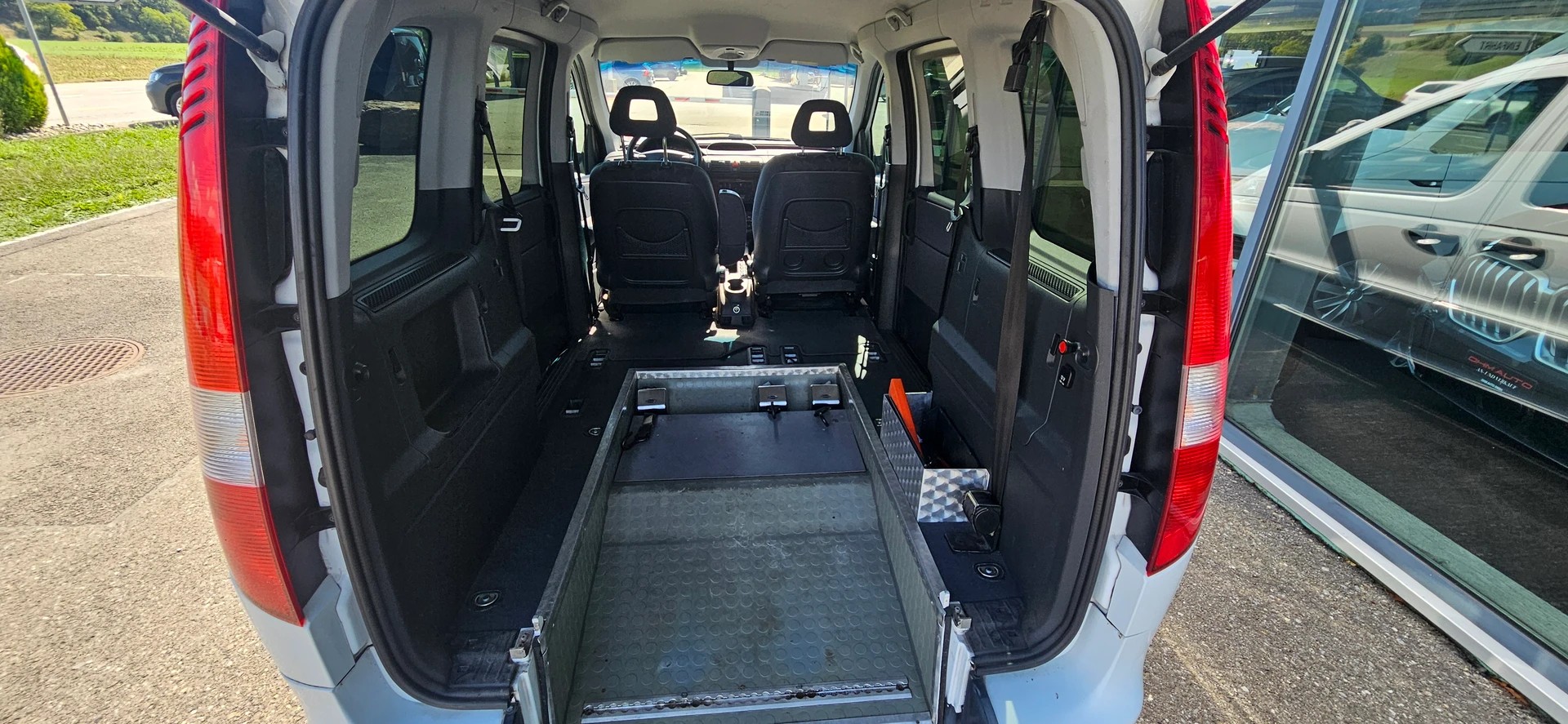 MERCEDES-BENZ Behindertengerecht-Rampe / 2-Sitze & ein Rollstuhlfahrer/in-image-14