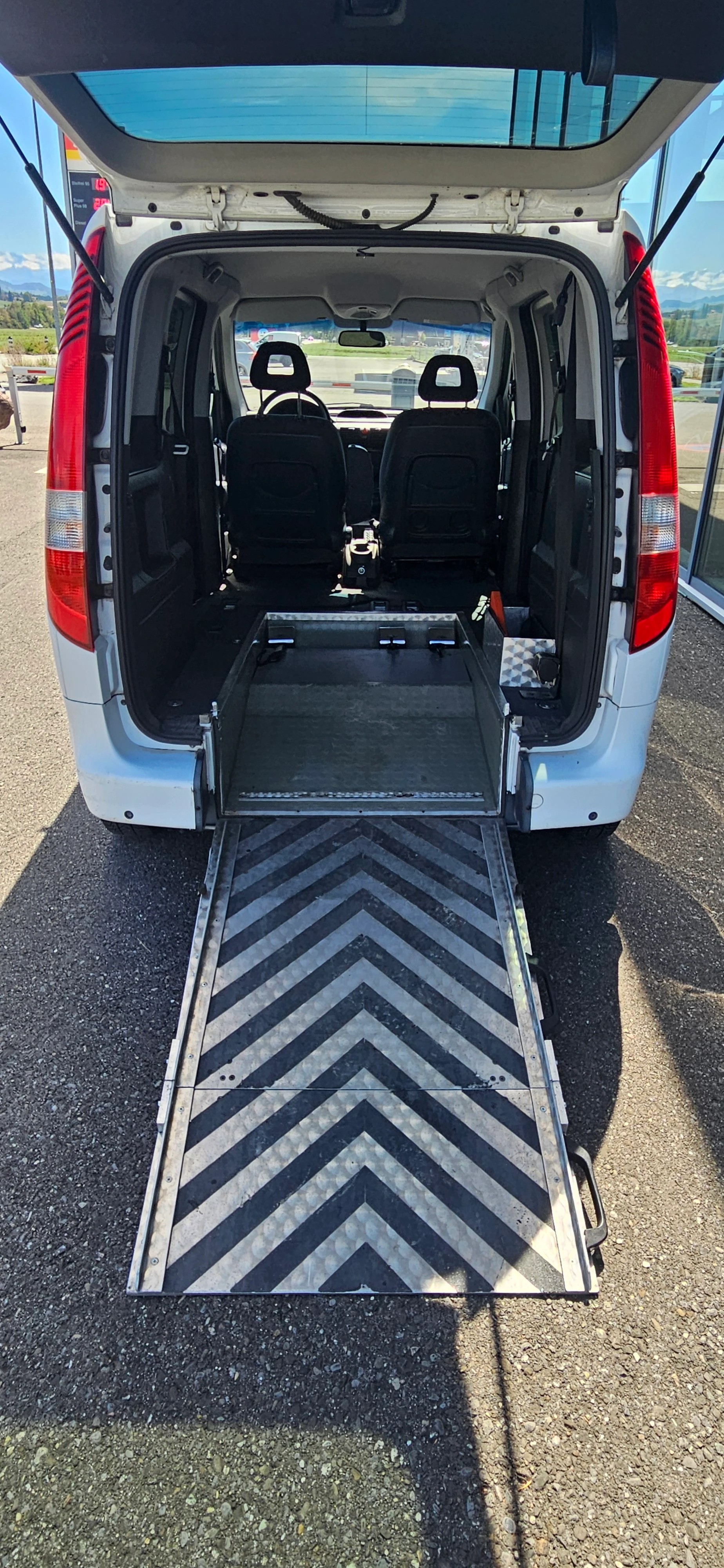 MERCEDES-BENZ Behindertengerecht-Rampe / 2-Sitze & ein Rollstuhlfahrer/in-image-13