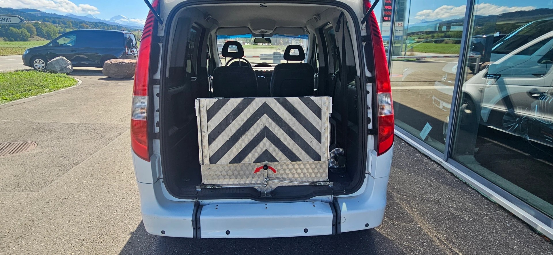MERCEDES-BENZ Behindertengerecht-Rampe / 2-Sitze & ein Rollstuhlfahrer/in-image-12