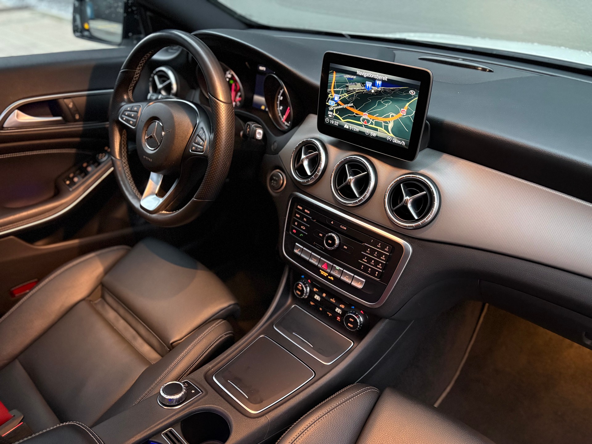 MERCEDES-BENZ CLA Shooting Brake 200 AMG Line Frisch ab MFK-image-10