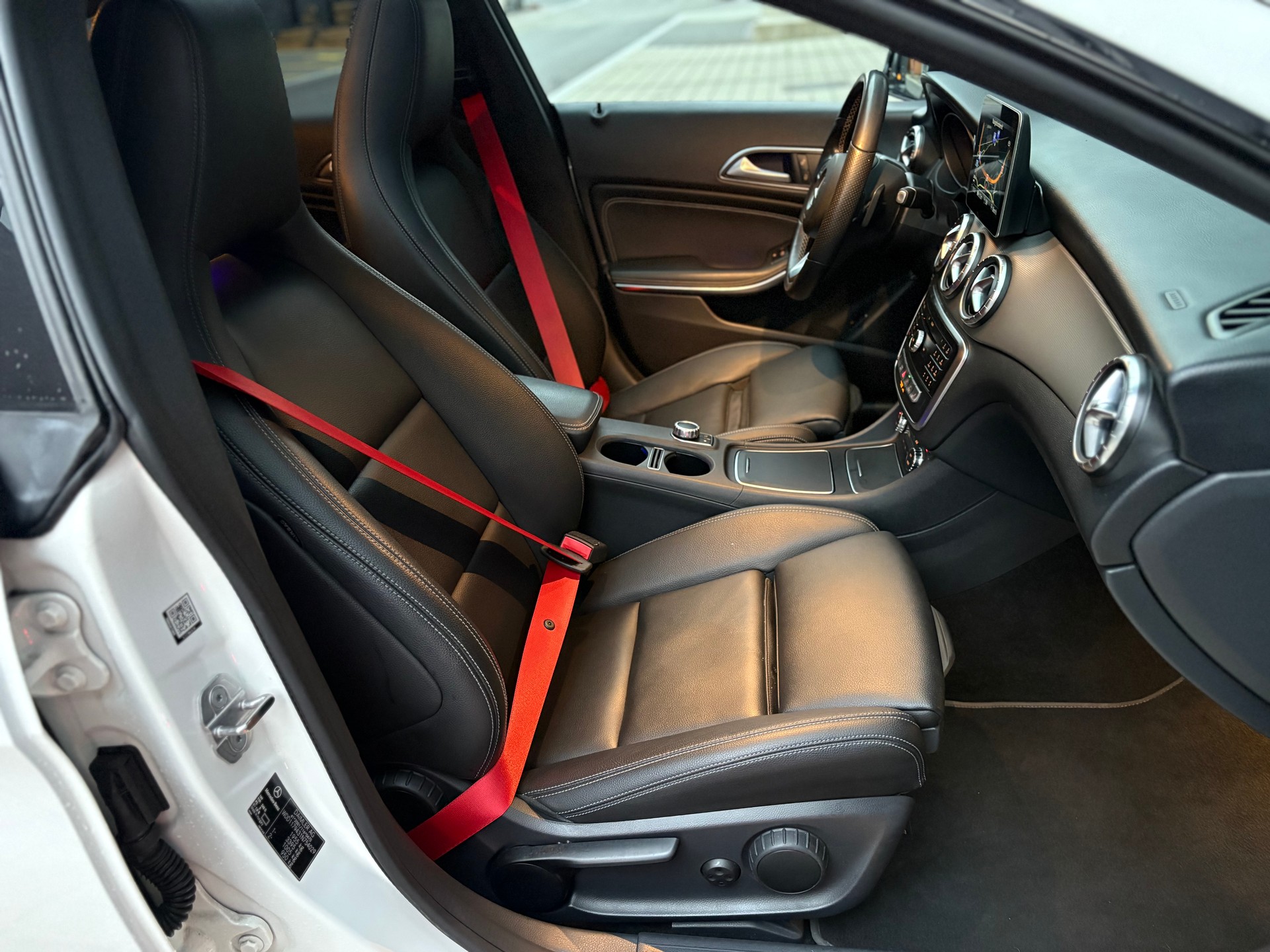 MERCEDES-BENZ CLA Shooting Brake 200 AMG Line Frisch ab MFK-image-9
