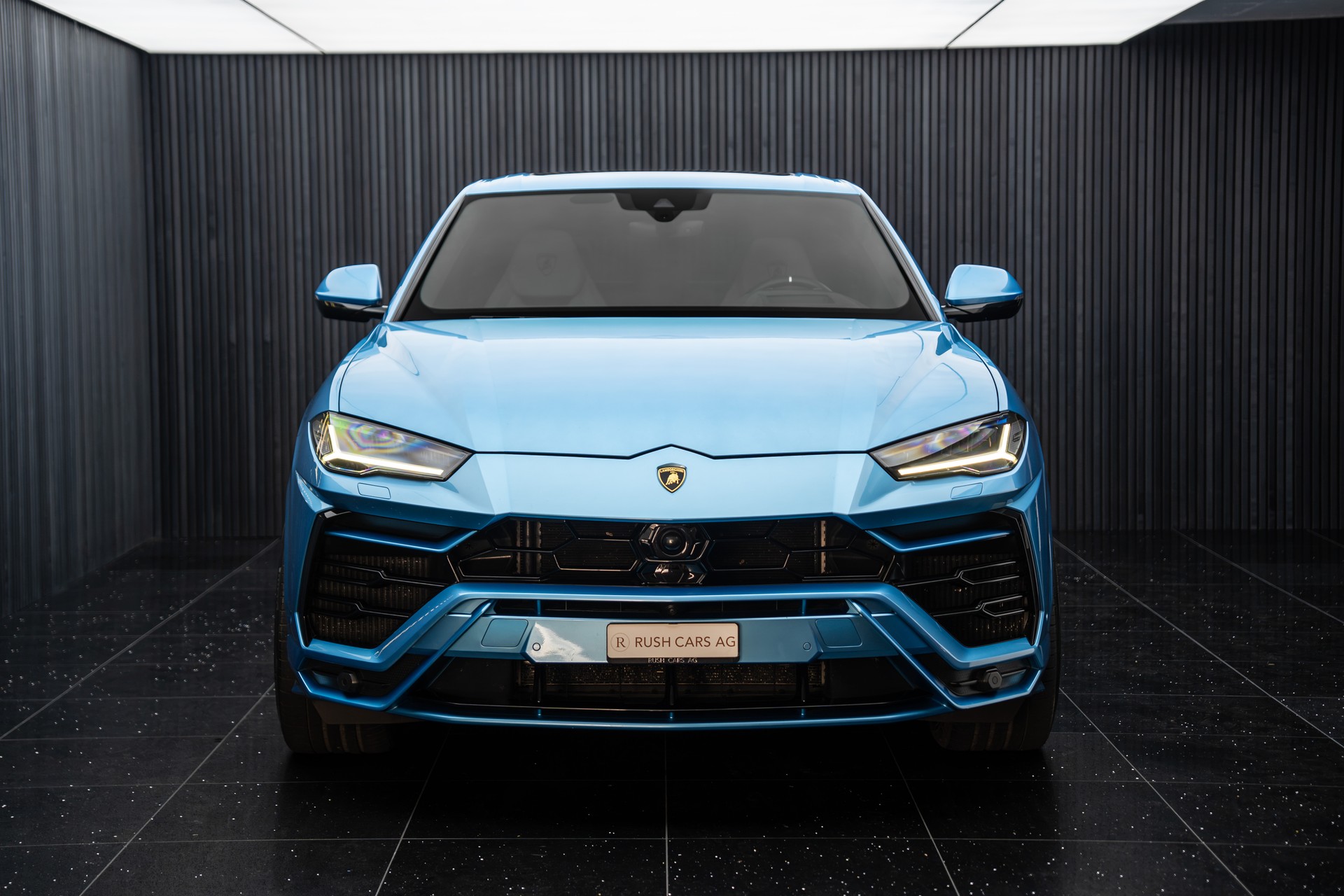 LAMBORGHINI Urus E-Gear-showroom-element-1