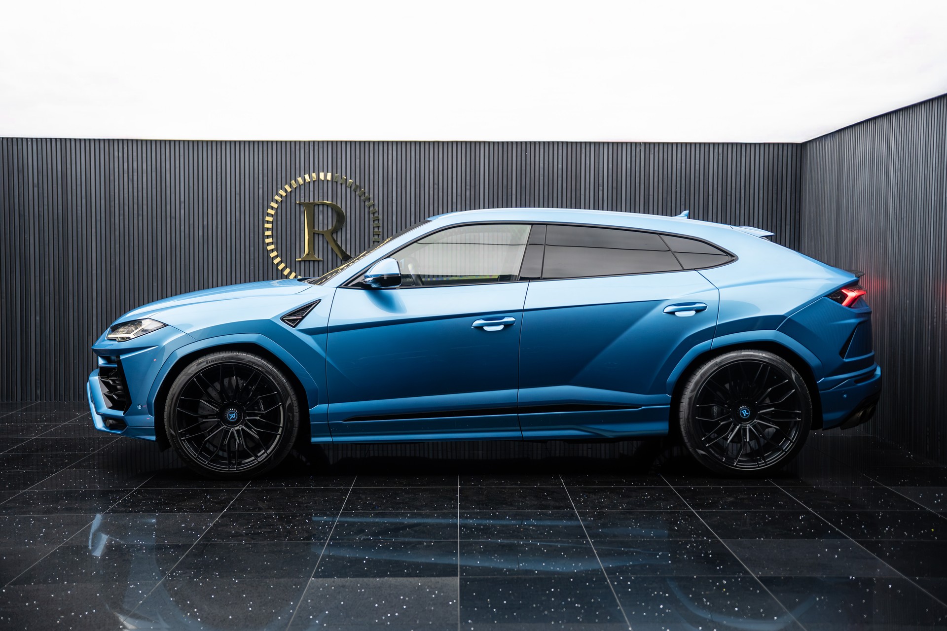 LAMBORGHINI Urus E-Gear-showroom-element-2