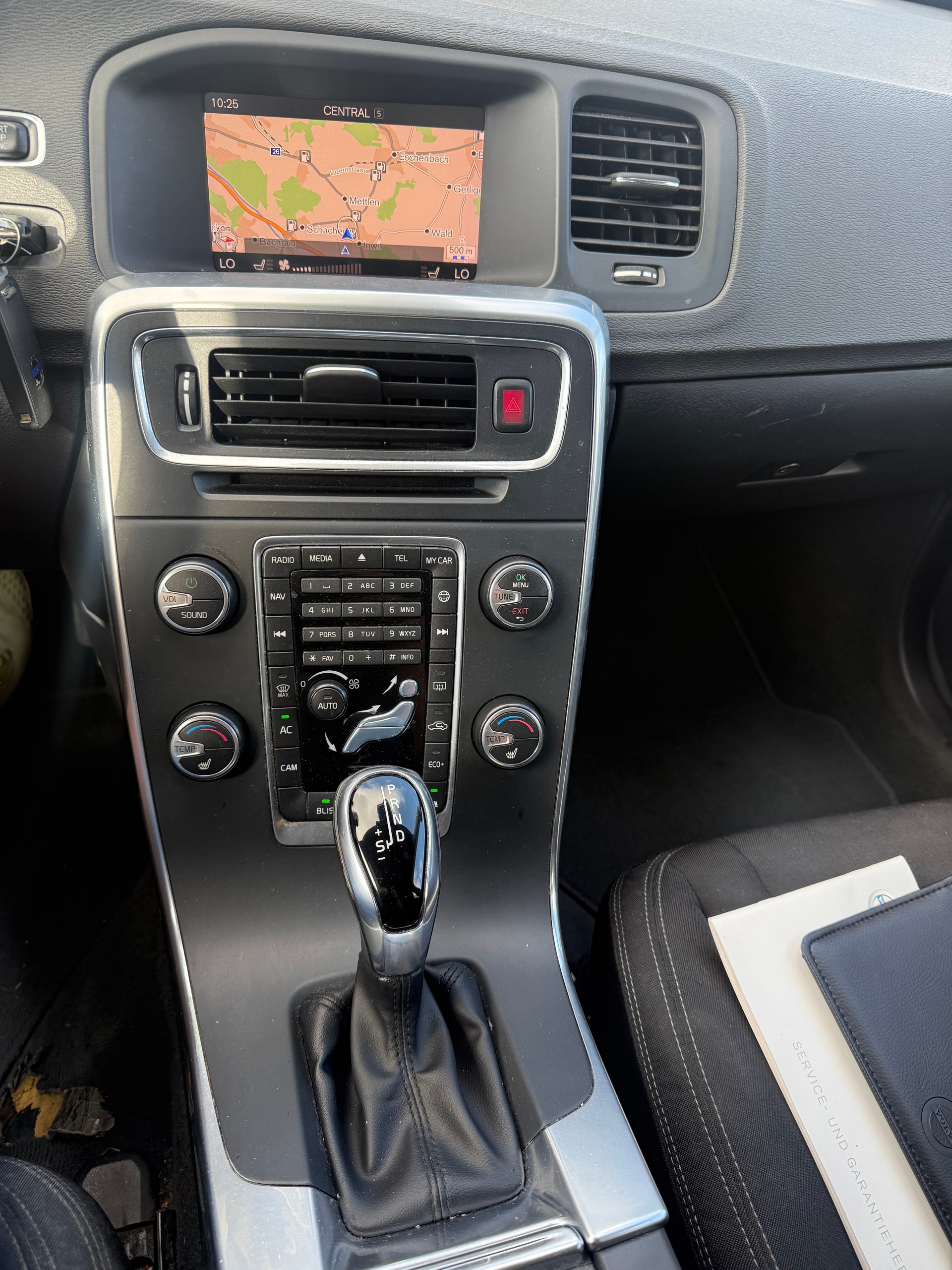 VOLVO V60 D4 Momentum Geartronic-image-10