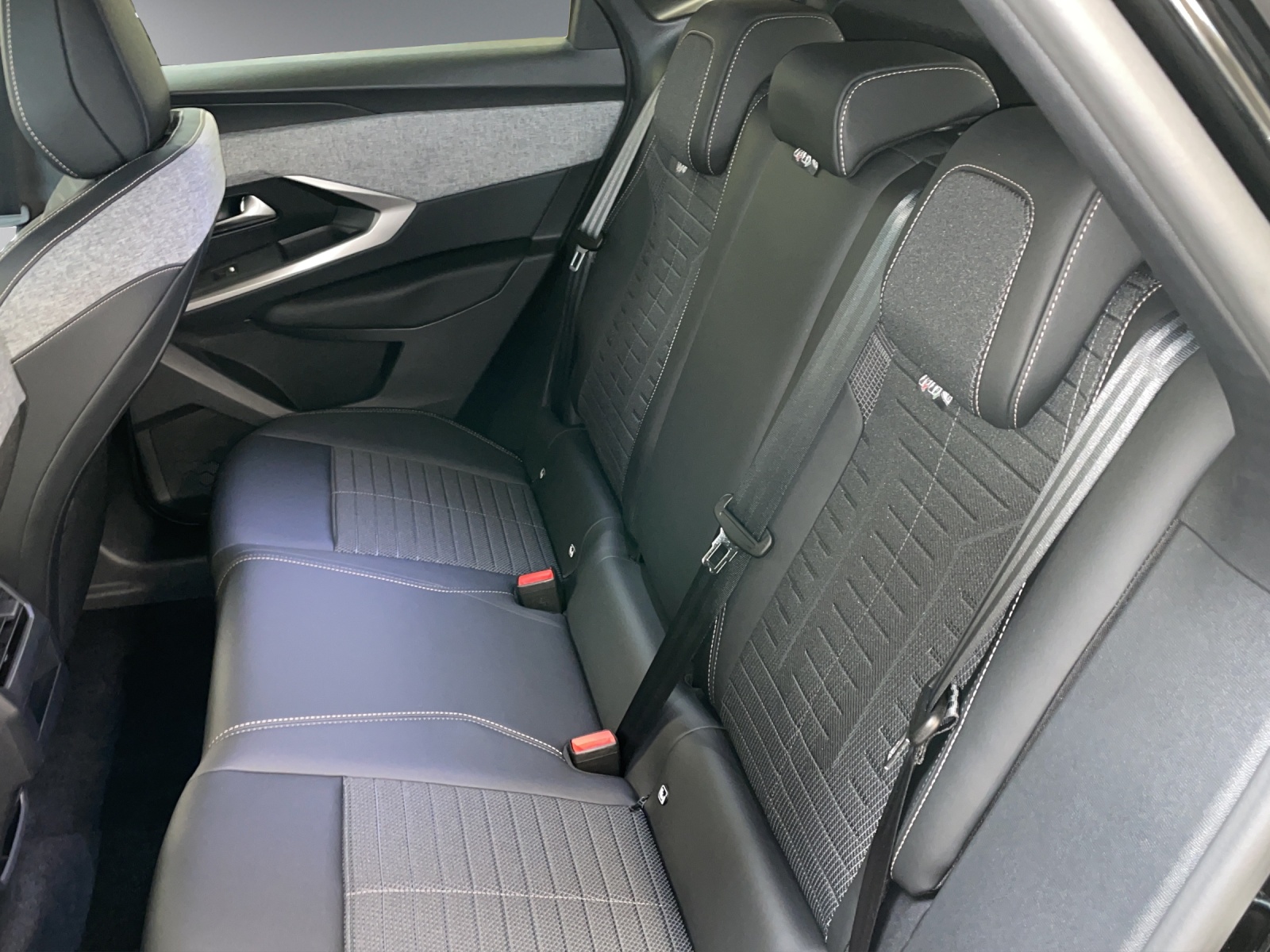 PEUGEOT 3008 e-Allure-image-4