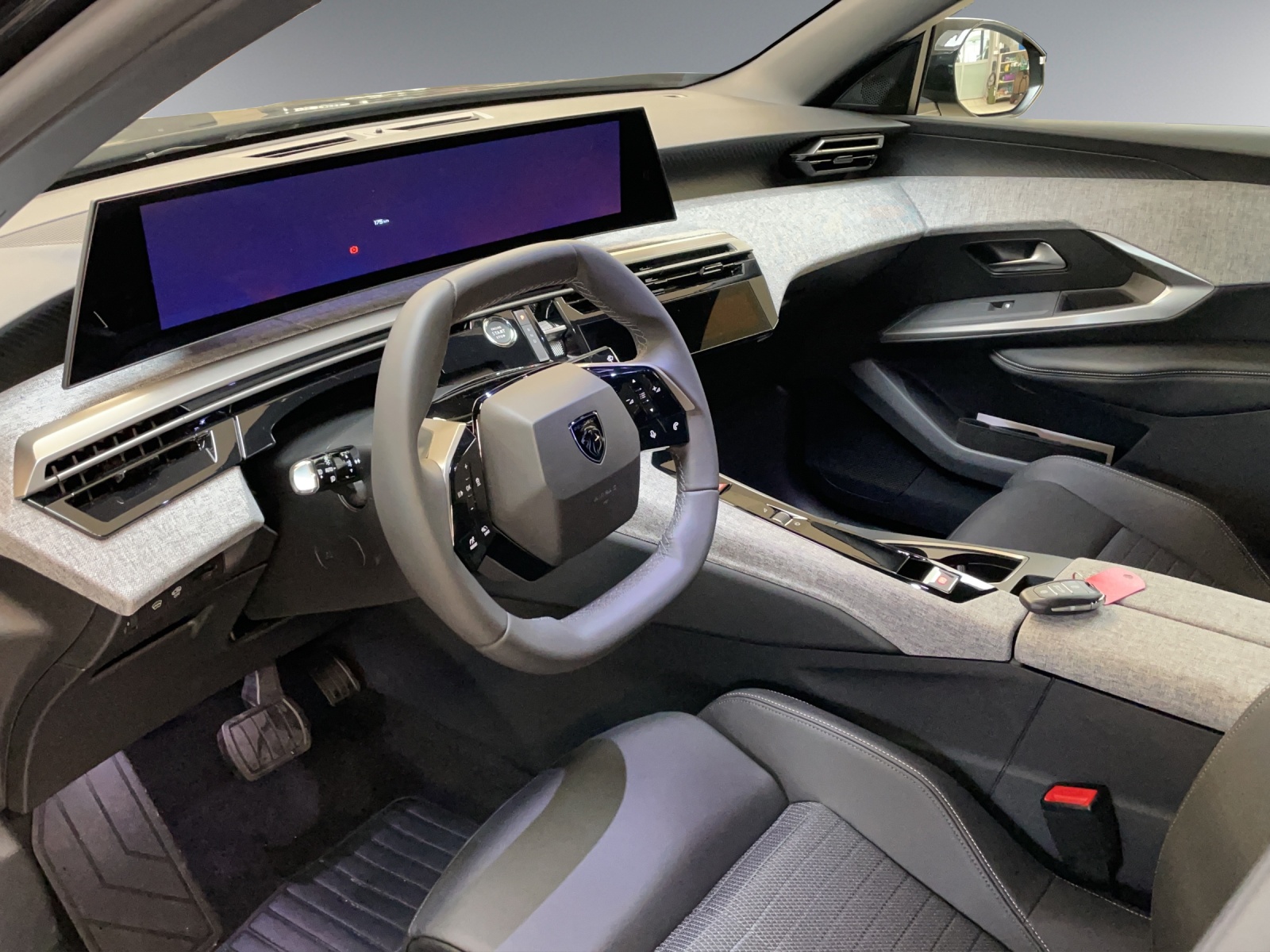 PEUGEOT 3008 e-Allure-showroom-element-3