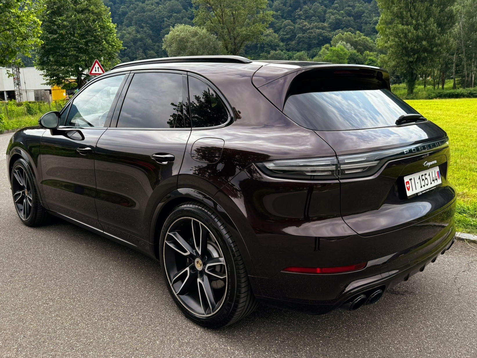 PORSCHE Cayenne E-Hybrid-image-4