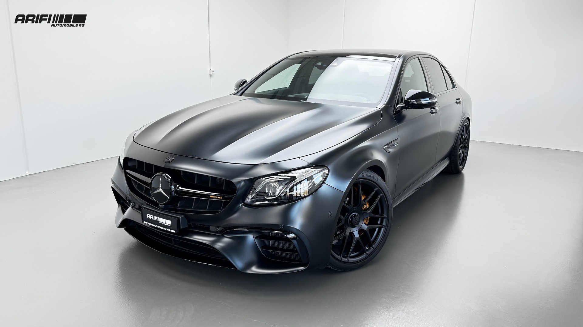 MERCEDES-BENZ E 63 AMG S Edition 1 Nachtschwarz Magno-showroom-element-1