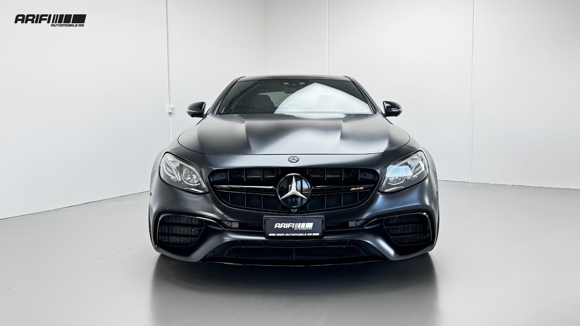 MERCEDES-BENZ E 63 AMG S Edition 1 Nachtschwarz Magno-showroom-element-2