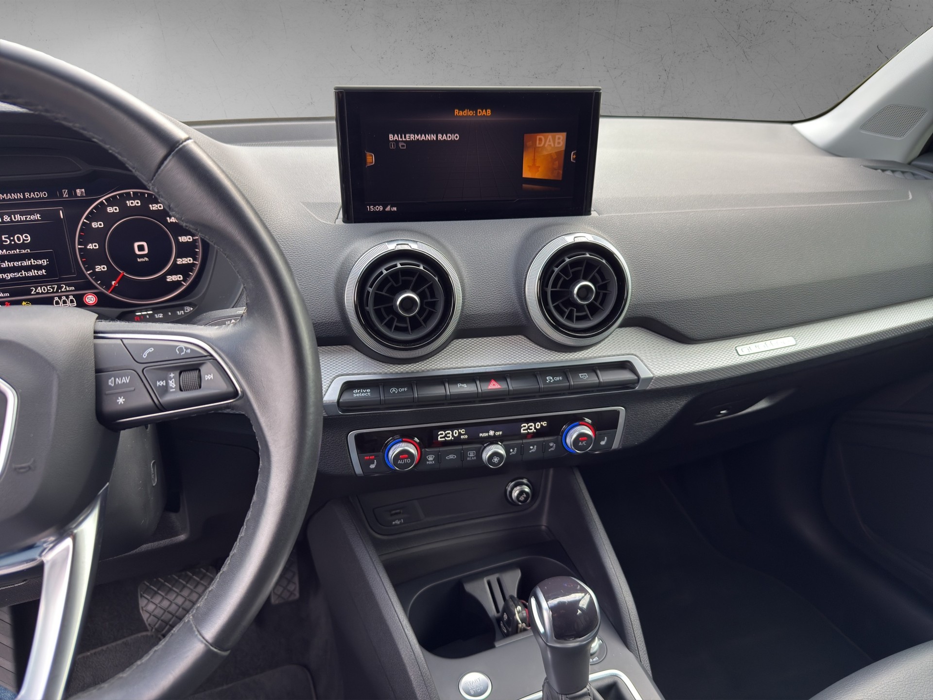 AUDI Q2 35 TDI S line quattro S-tronic-image-6