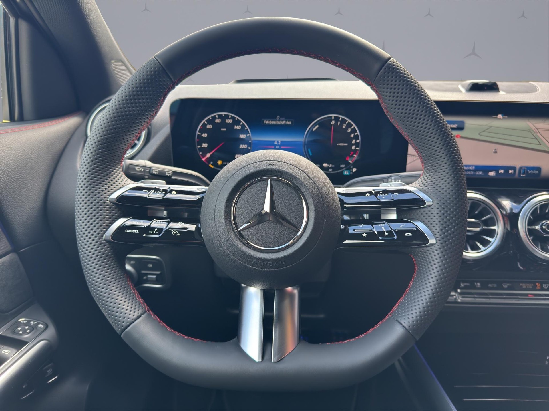 MERCEDES-BENZ GLA 250 e EQ Star AMG Line-image-11