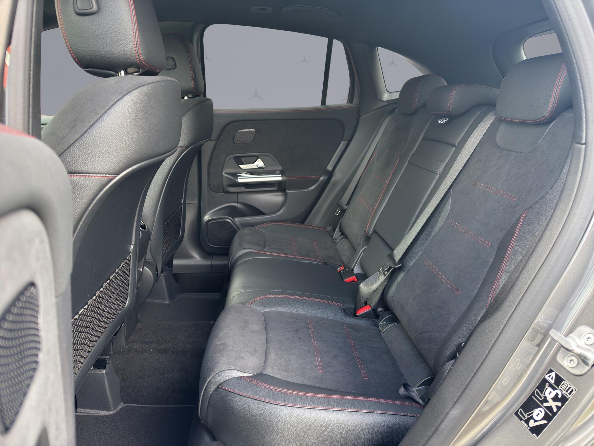MERCEDES-BENZ GLA 250 e EQ Star AMG Line-image-12