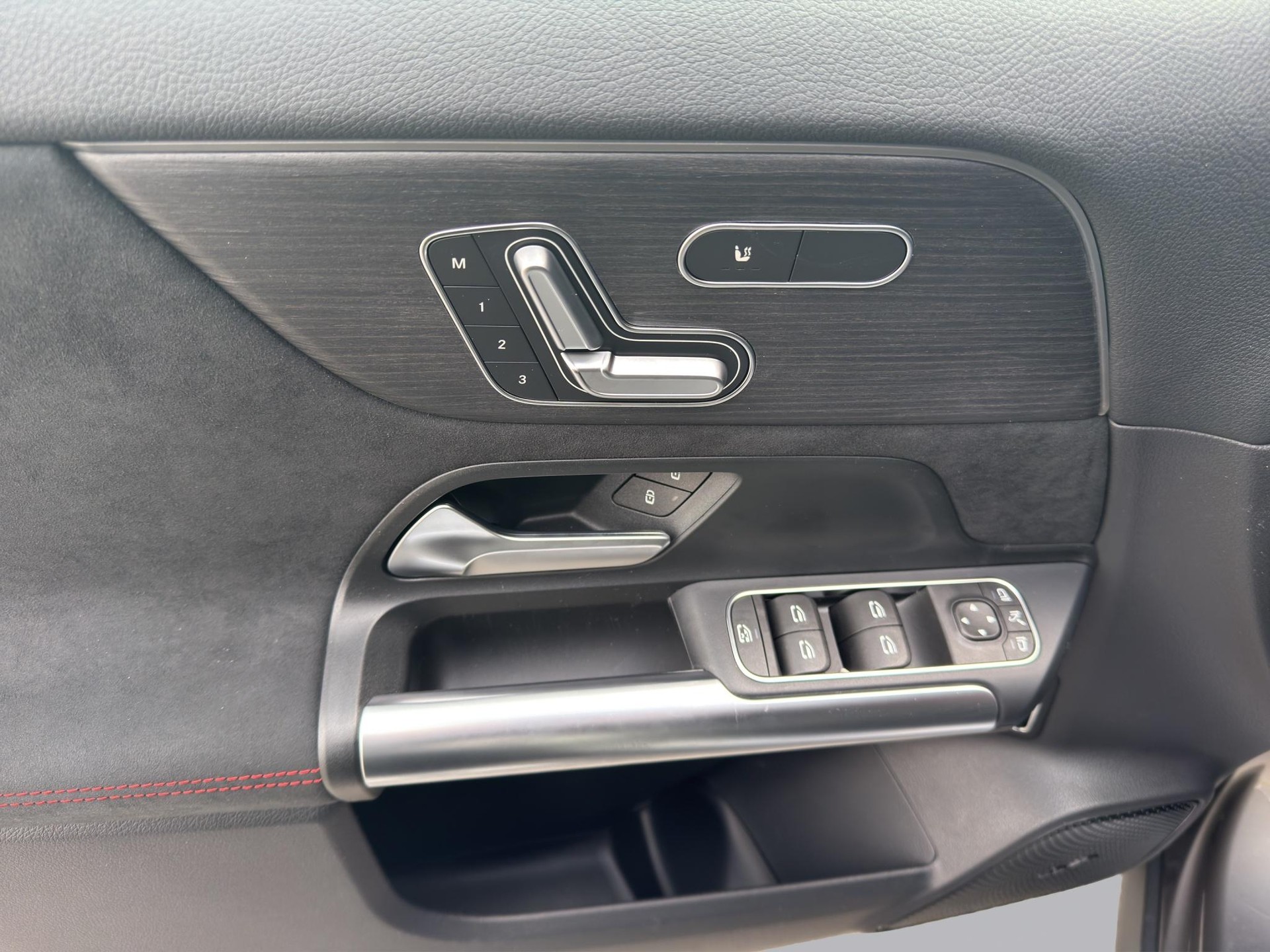 MERCEDES-BENZ GLA 250 e EQ Star AMG Line-image-10