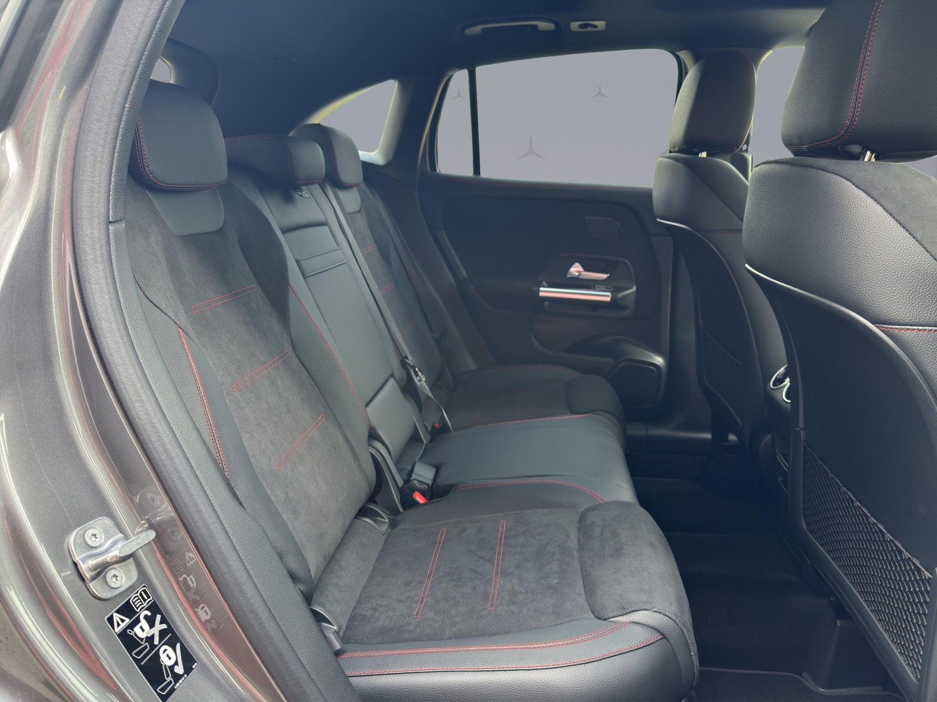 MERCEDES-BENZ GLA 250 e EQ Star AMG Line-image-17