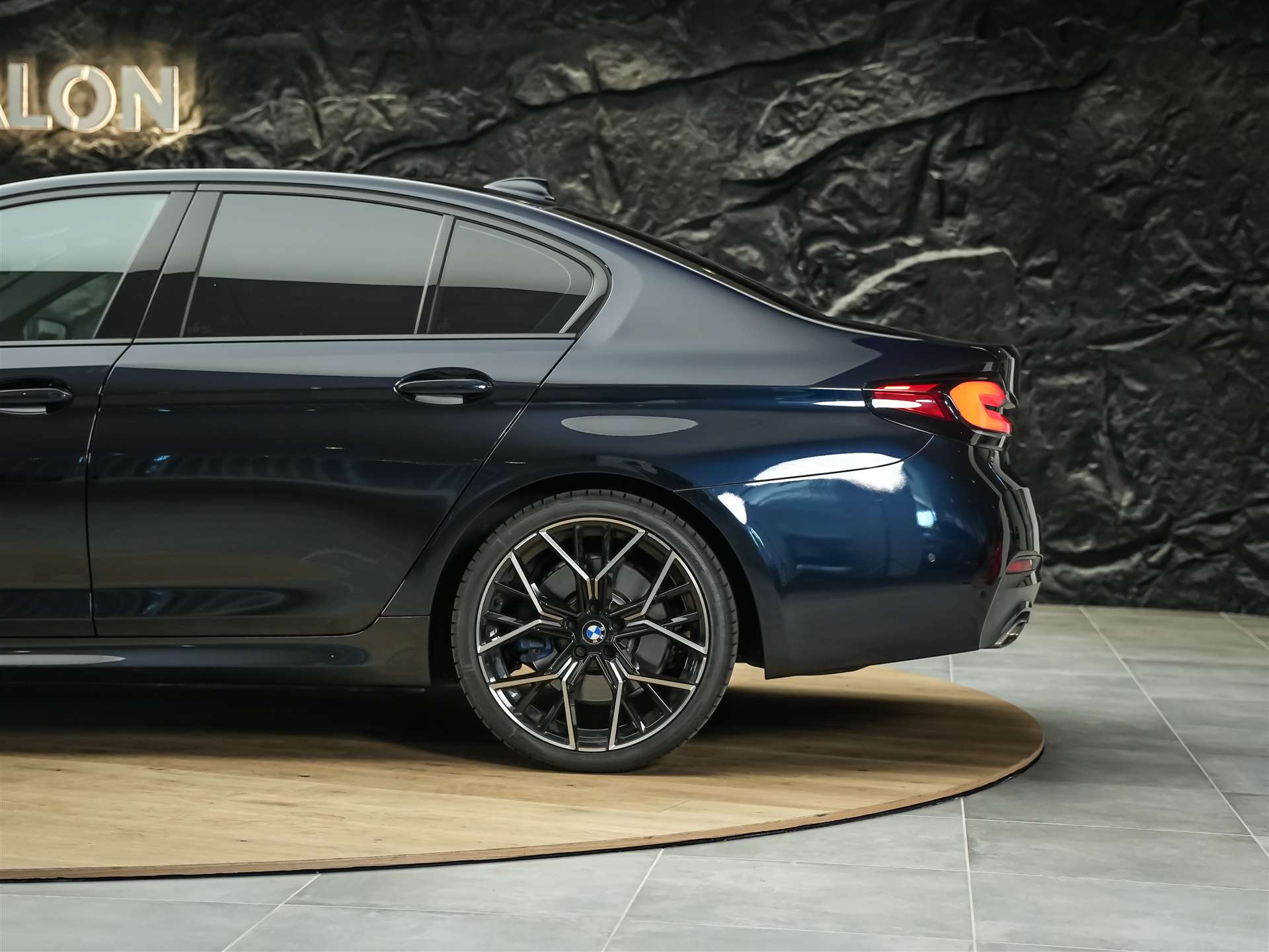 BMW 530i xDrive M Sport Steptronic *20" Felgen*Head-Up*Leder*-image-17