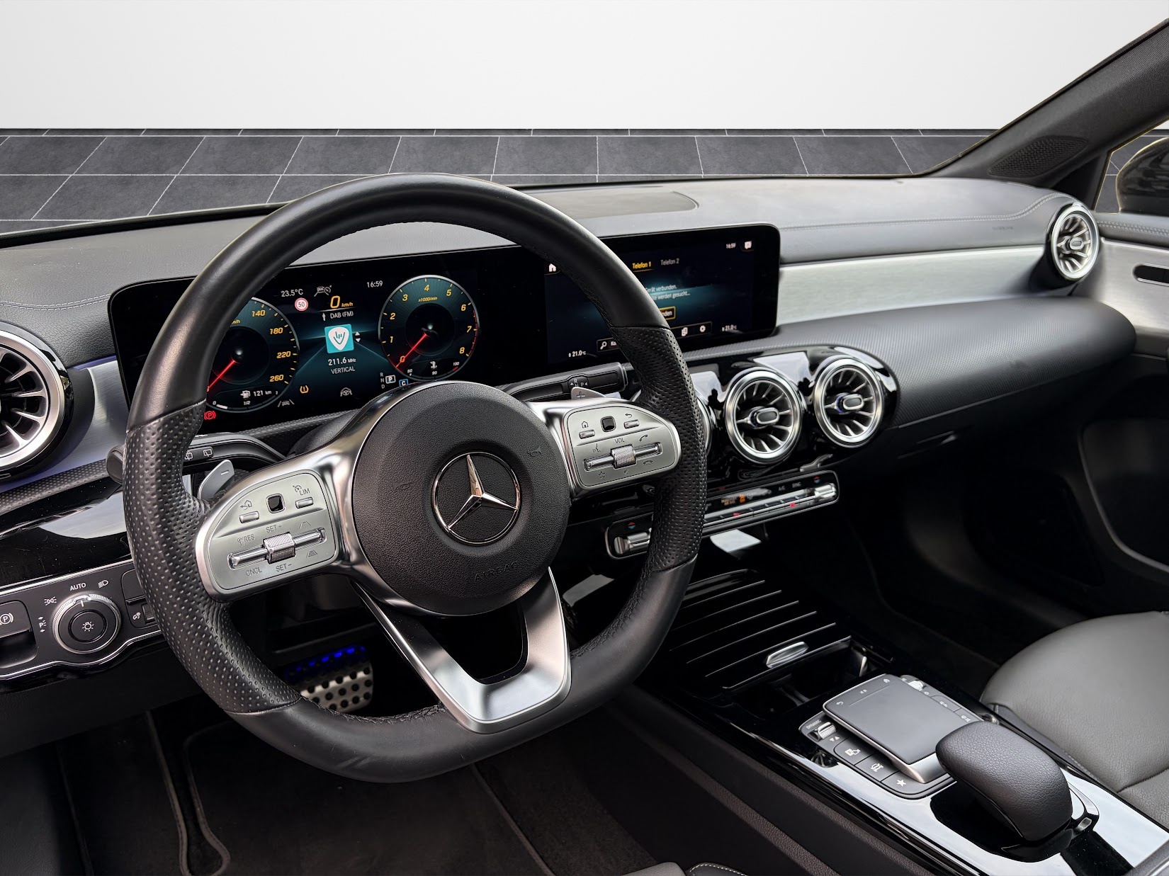 MERCEDES-BENZ A 200 4Matic AMG Line 8G-DCT-image-8